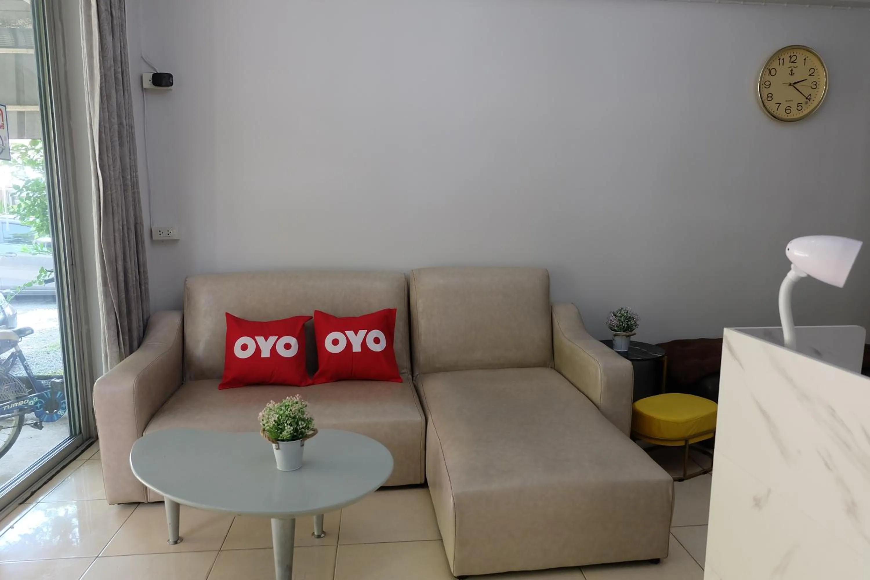 Lobby or reception in OYO 75429 '101 place navanakorm'