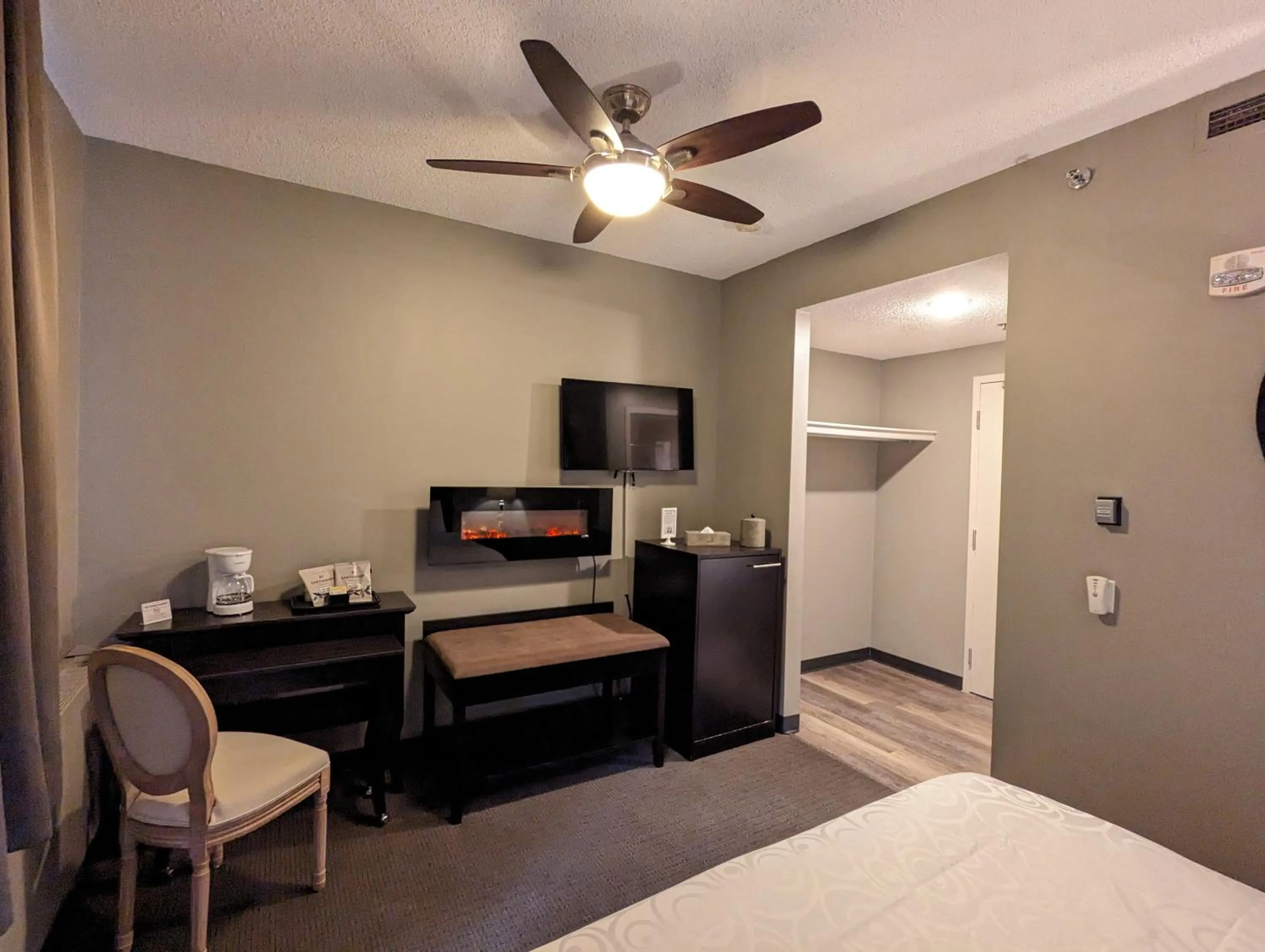 Coffee/tea facilities, Bed in King Edward Hotel