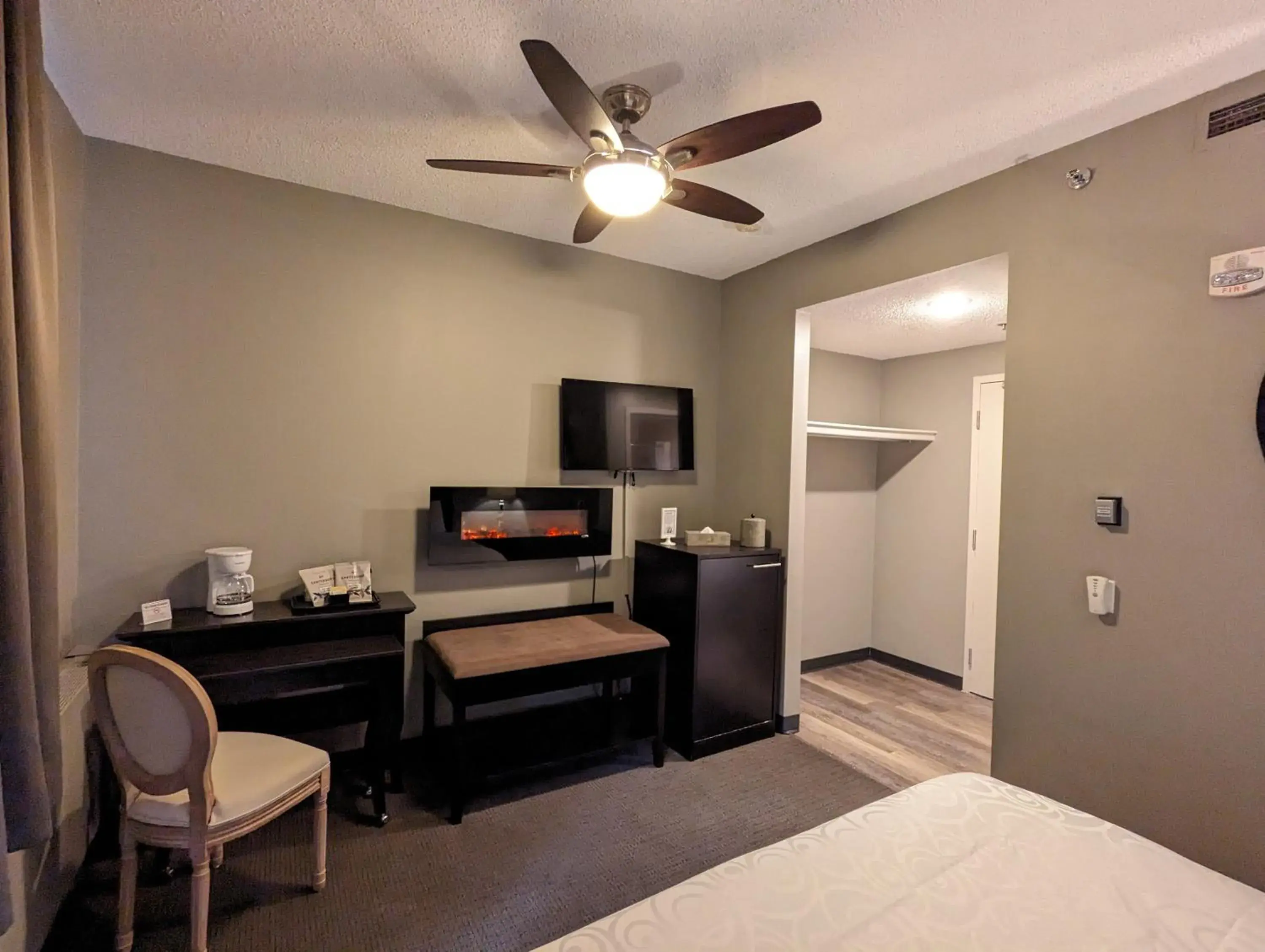 Coffee/tea facilities, Bed in King Edward Hotel Coffee/tea facilities, Bed in King Edward Hotel