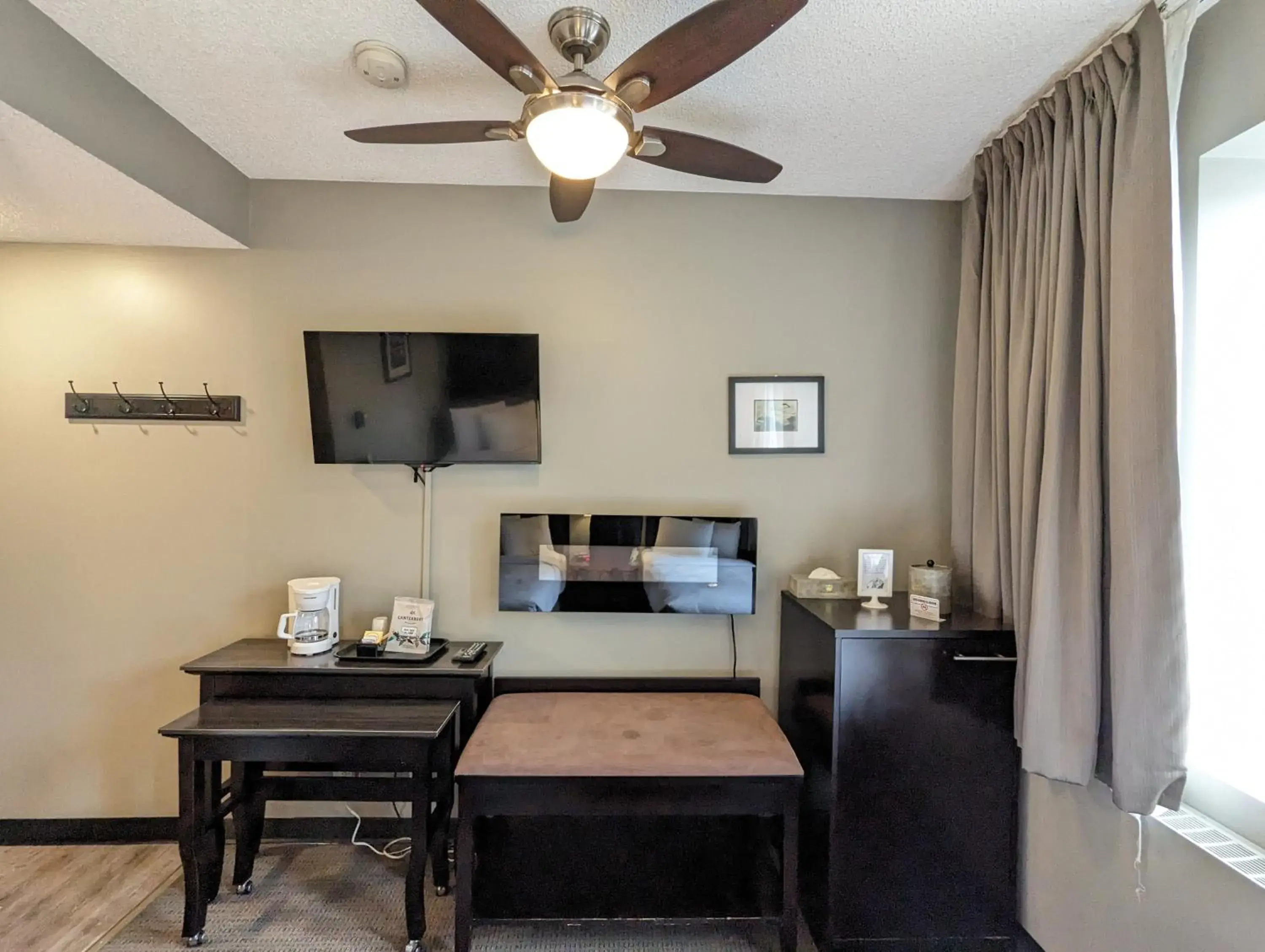 Coffee/tea facilities, Bed in King Edward Hotel Coffee/tea facilities, Bed in King Edward Hotel