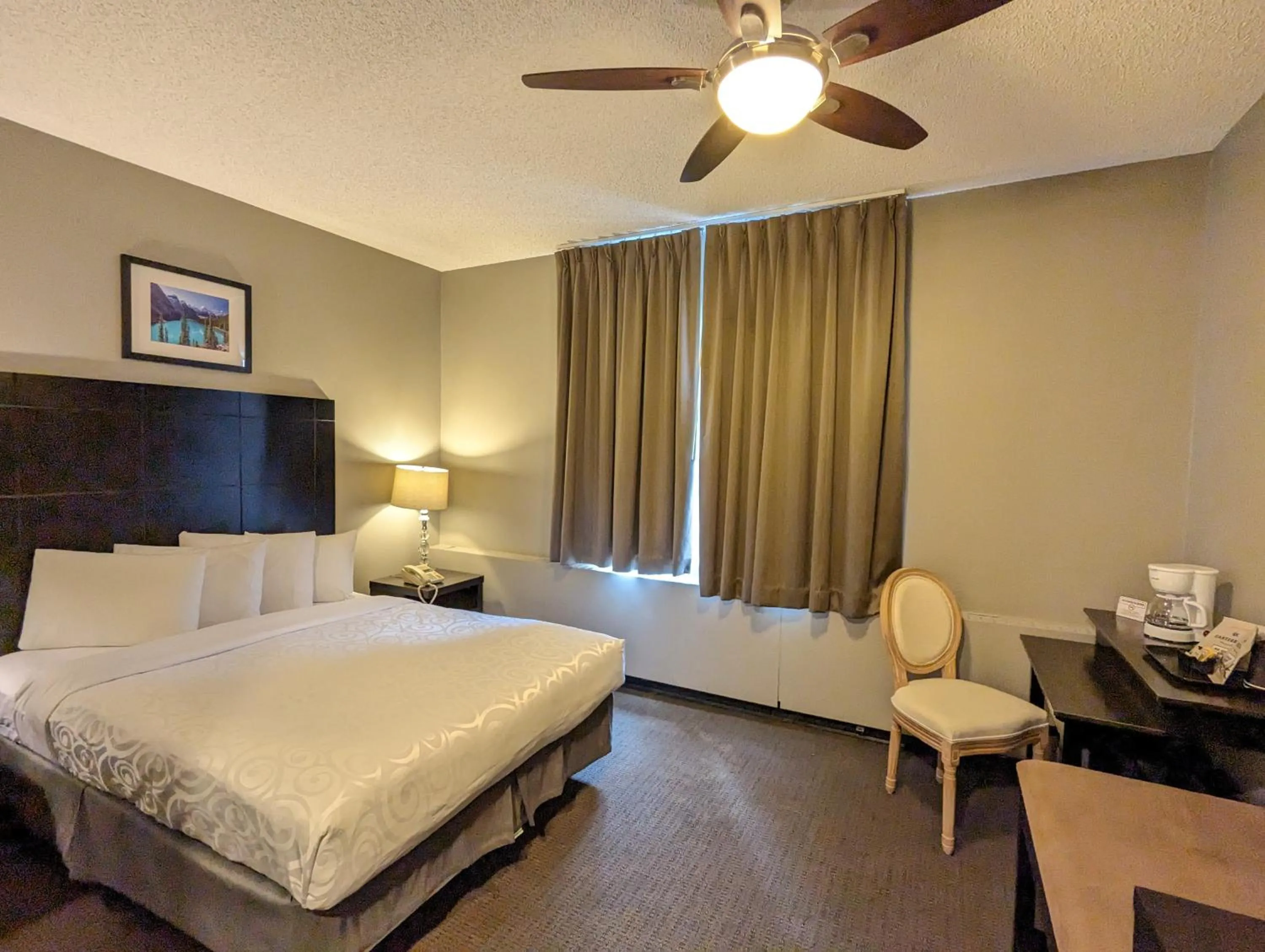 Bedroom, Bed in King Edward Hotel