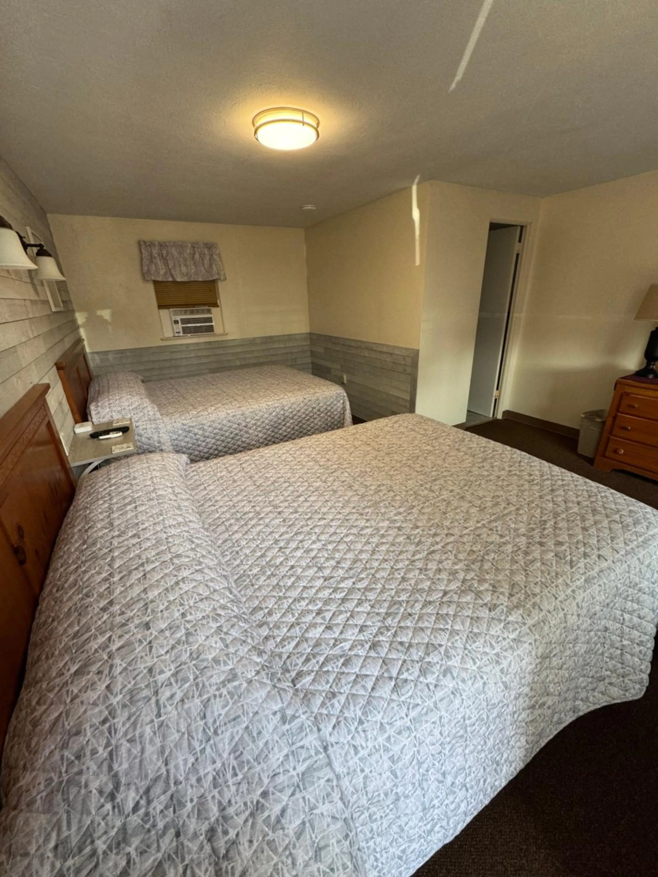 Bed in Boulevard Motel