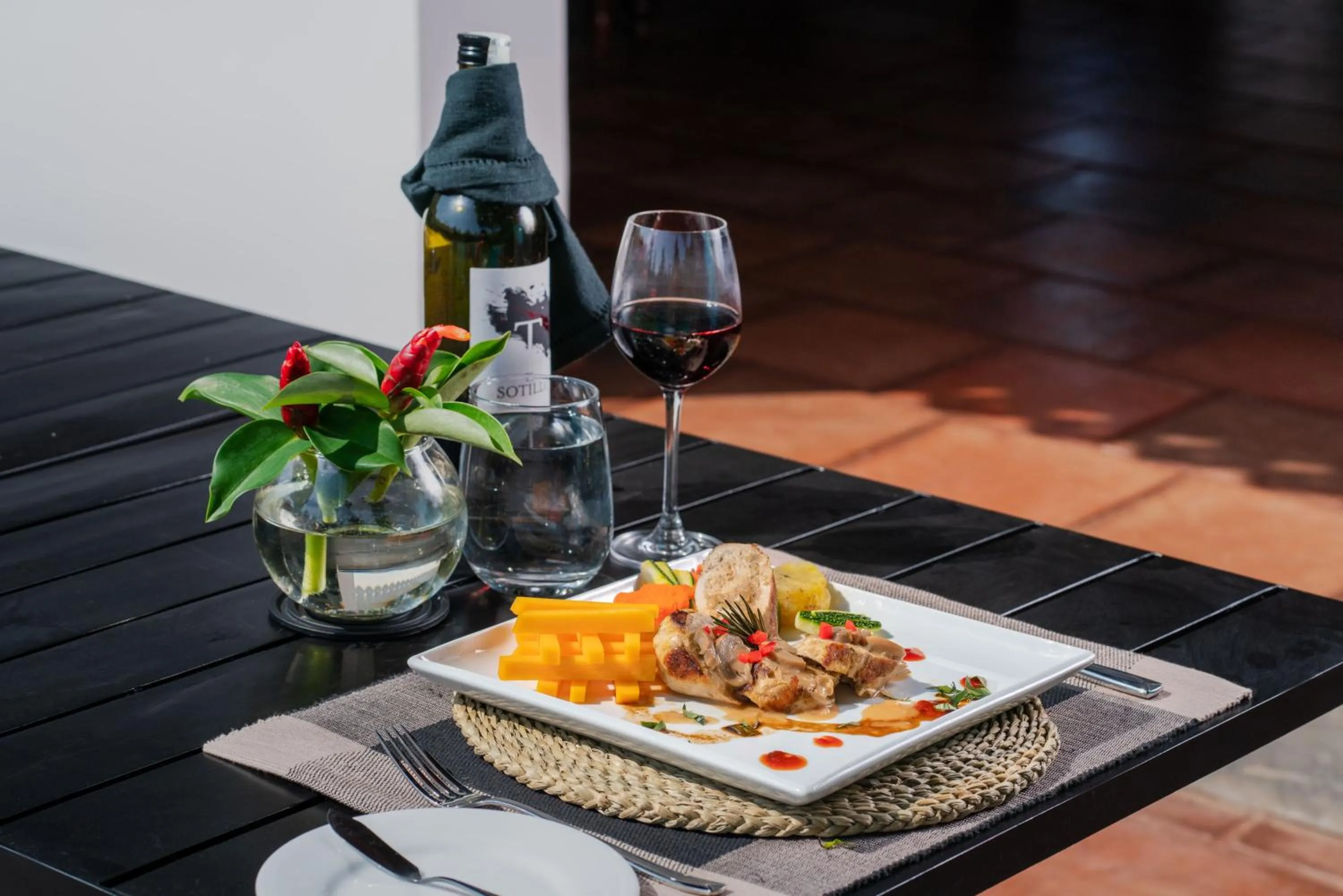 Restaurant/places to eat in Ceylo Villas