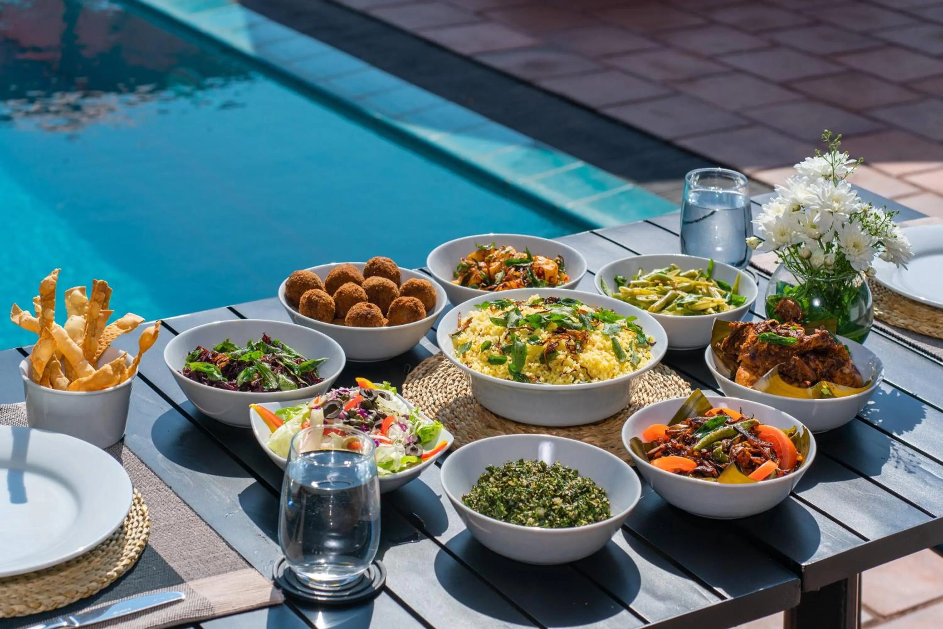 Restaurant/places to eat in Ceylo Villas