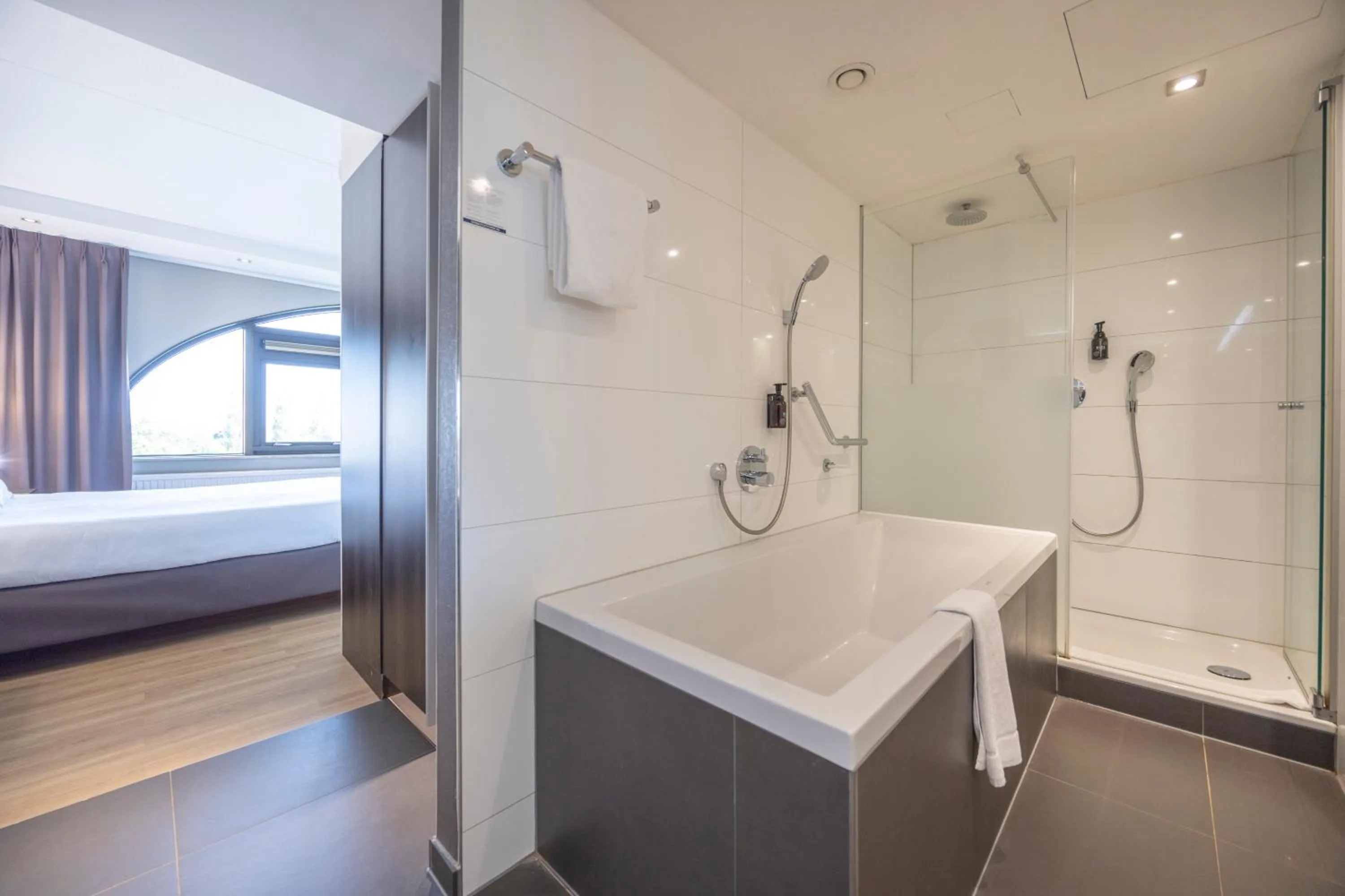 Shower, Bed in Fletcher Hotel-Restaurant Nieuwegein-Utrecht