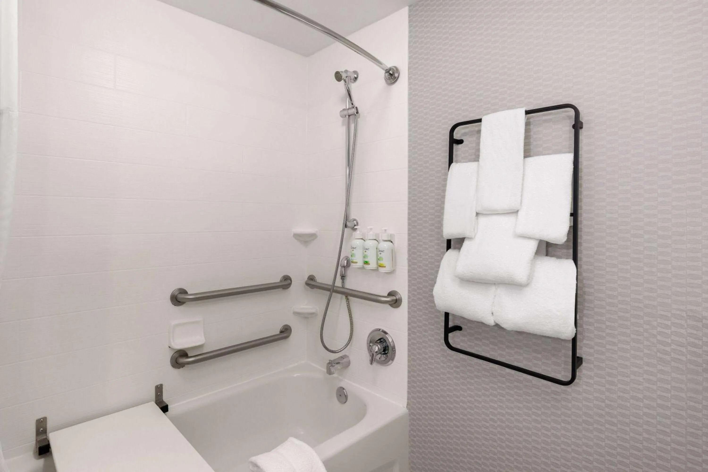 Bathroom in La Quinta by Wyndham Knoxville Central Papermill