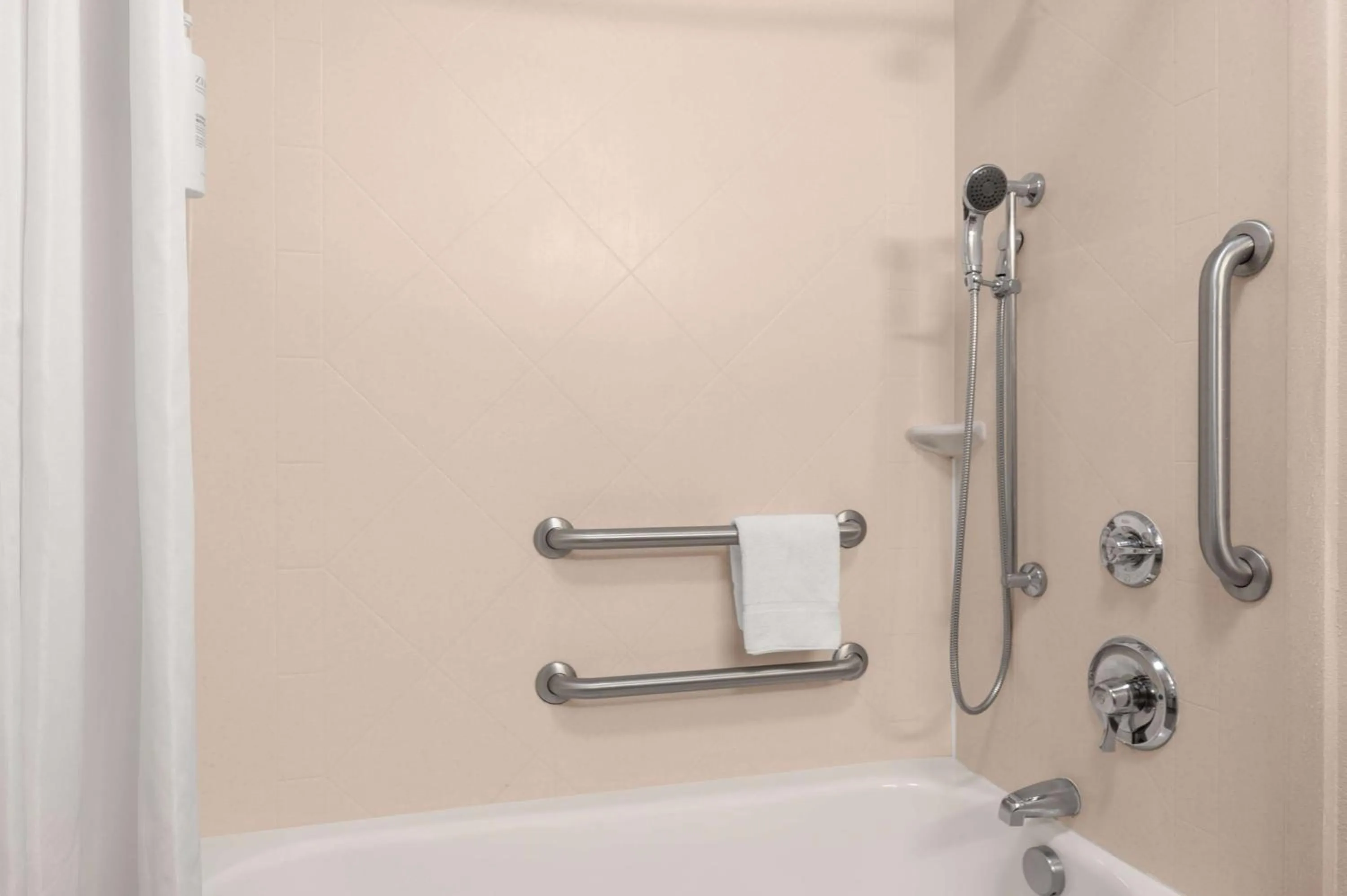 Bathroom in Hampton Inn Atlanta McDonough