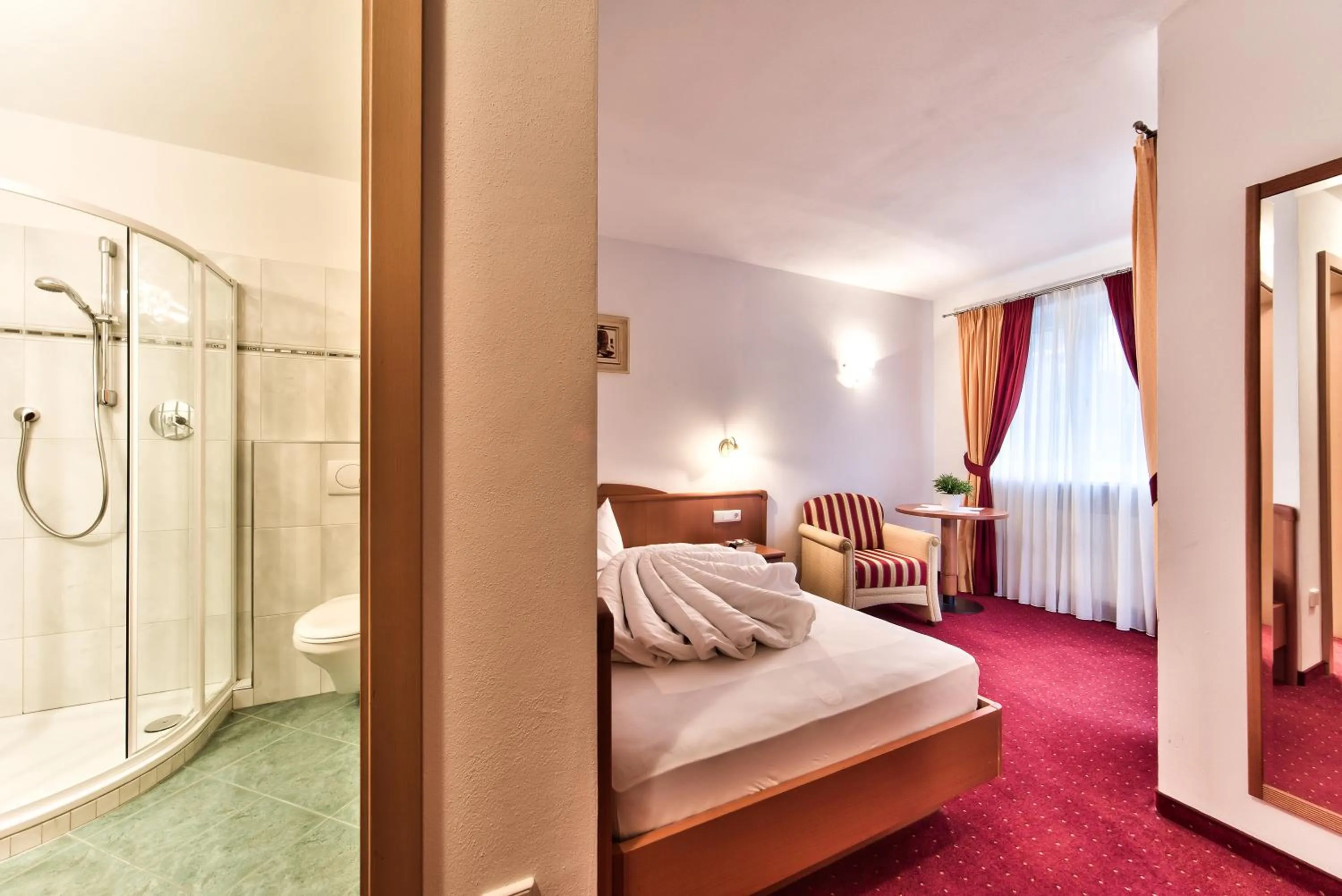 Shower, Bed in Hotel Garni Katnau