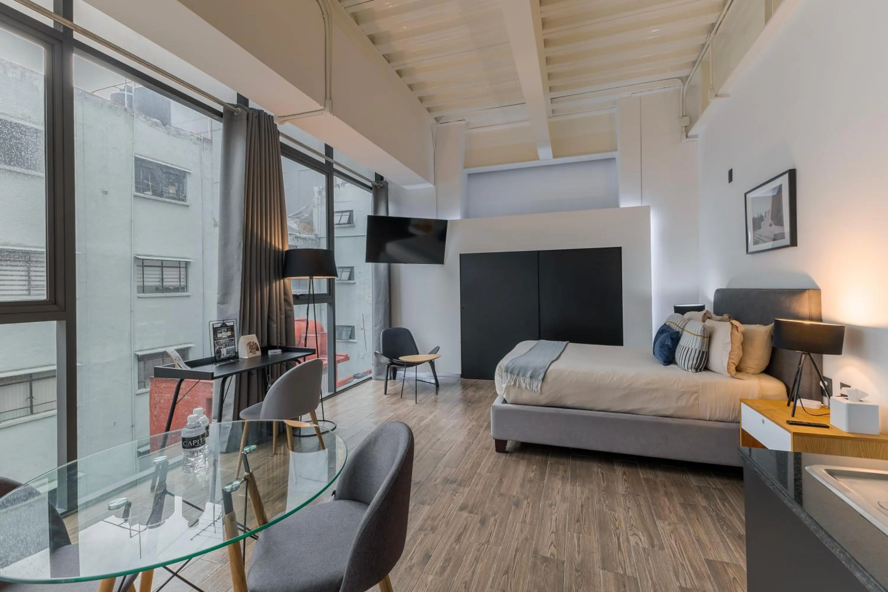 Photo of the whole room, Bed in Capitalia Centro Historico