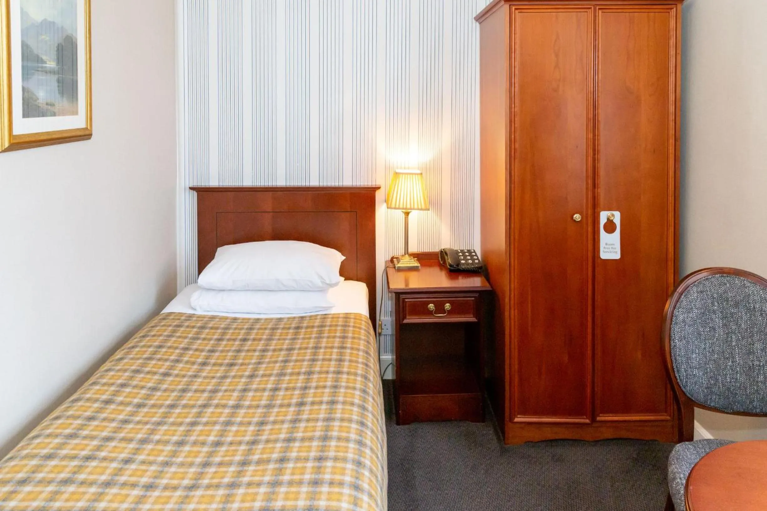 Bedroom, Bed in The Royal Hotel