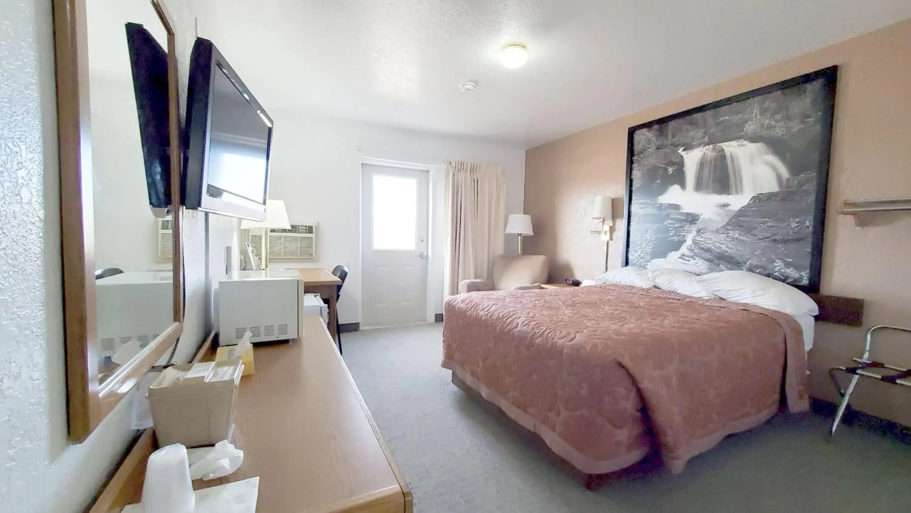 Bed in Super 8 by Wyndham Cut Bank Bed in Super 8 by Wyndham Cut Bank