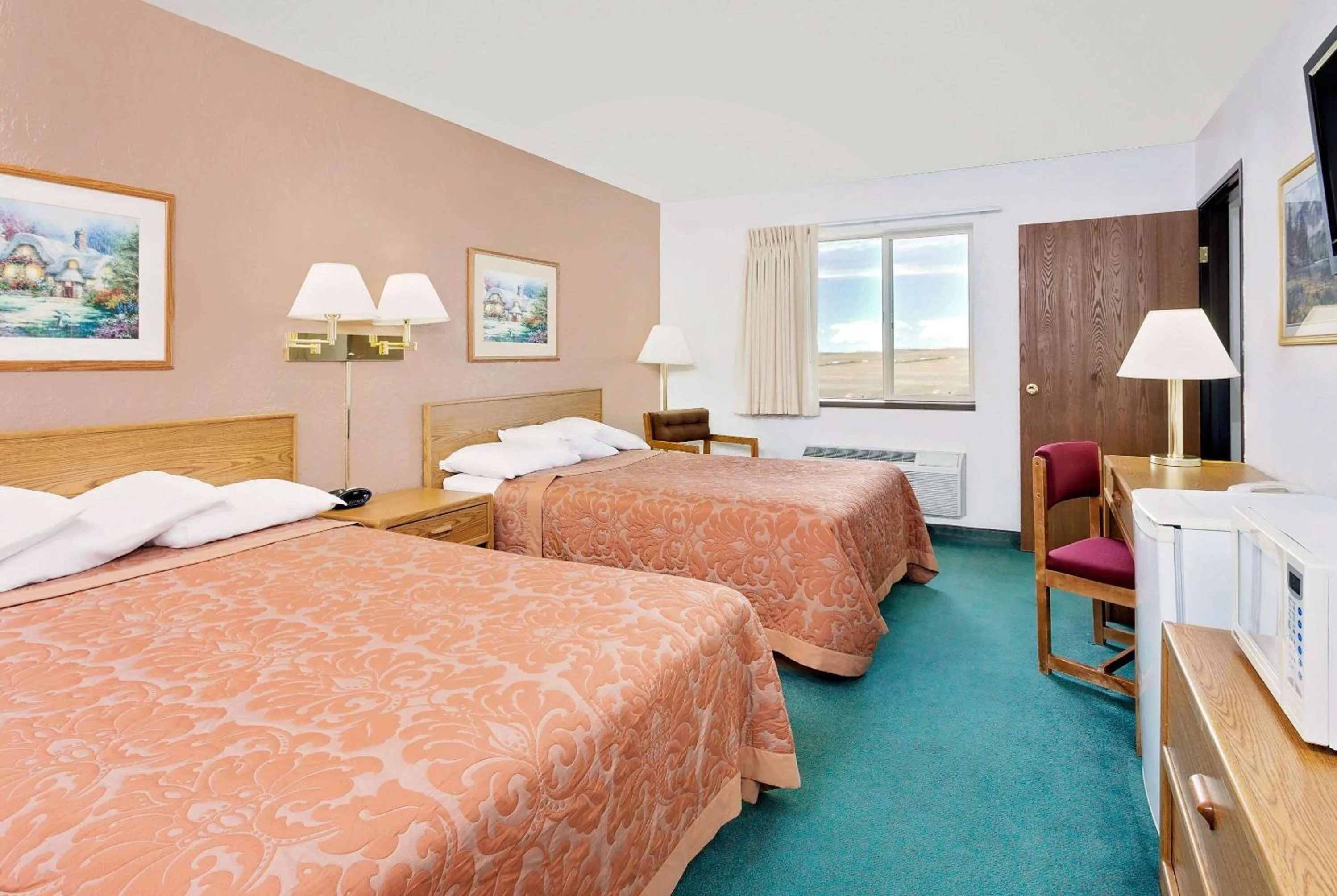 Photo of the whole room, Bed in Super 8 by Wyndham Cut Bank