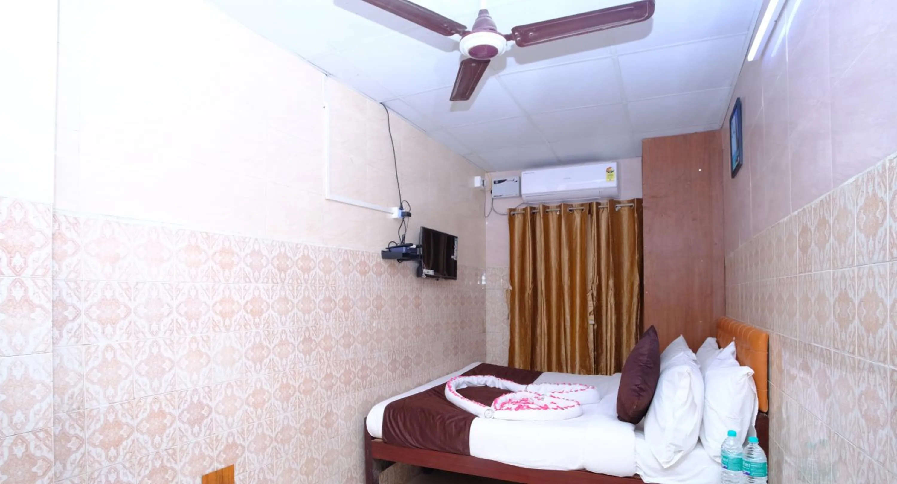 Bedroom, Bed in Aum Karthikeya Residency - Near Chennai Railway Station