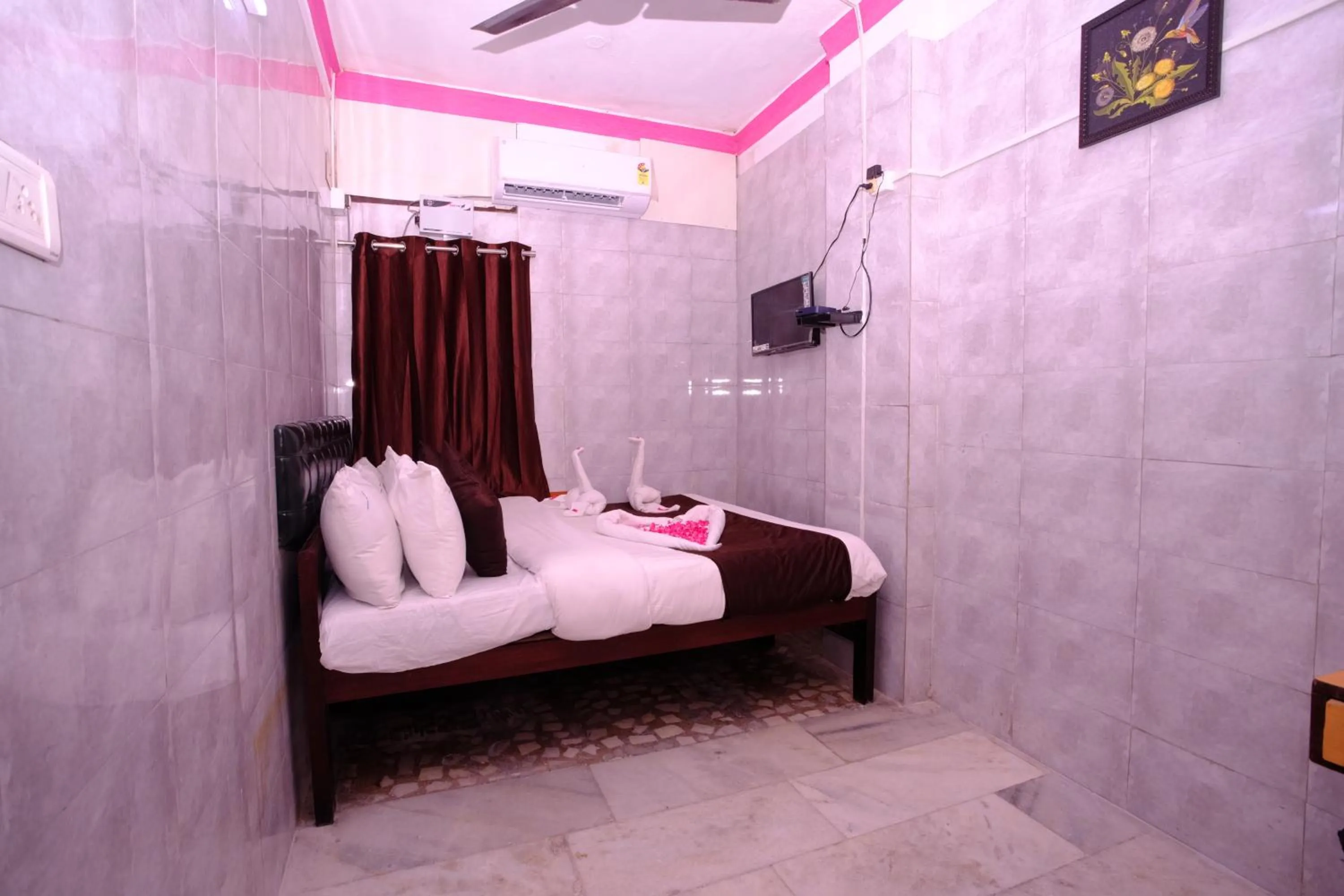 Bedroom, Bed in Aum Karthikeya Residency - Near Chennai Railway Station