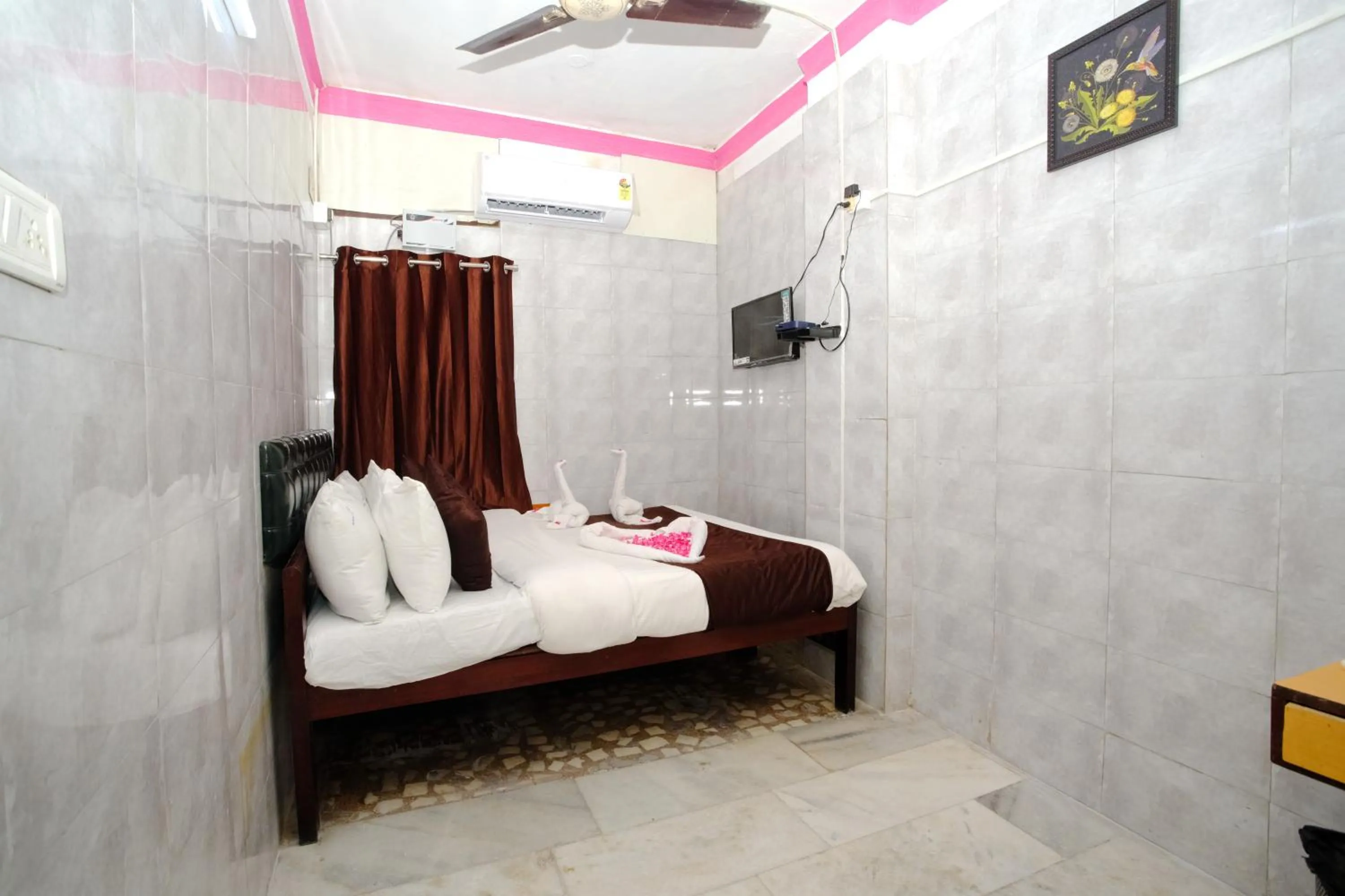 Bedroom, Bed in Aum Karthikeya Residency - Near Chennai Railway Station
