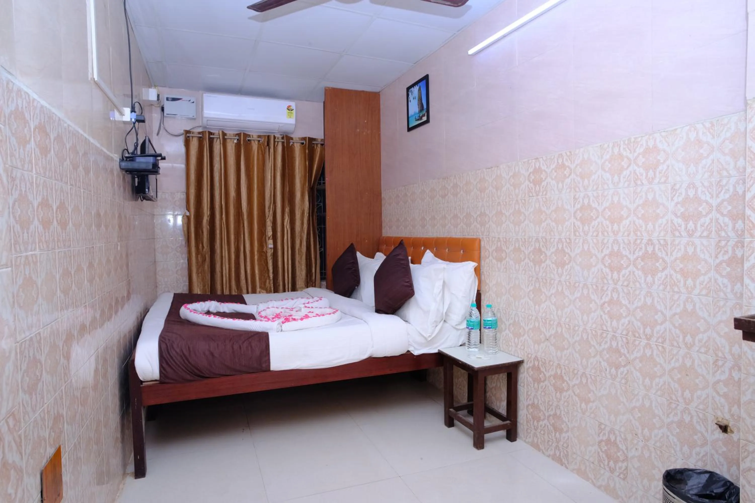 Bedroom, Bed in Aum Karthikeya Residency - Near Chennai Railway Station