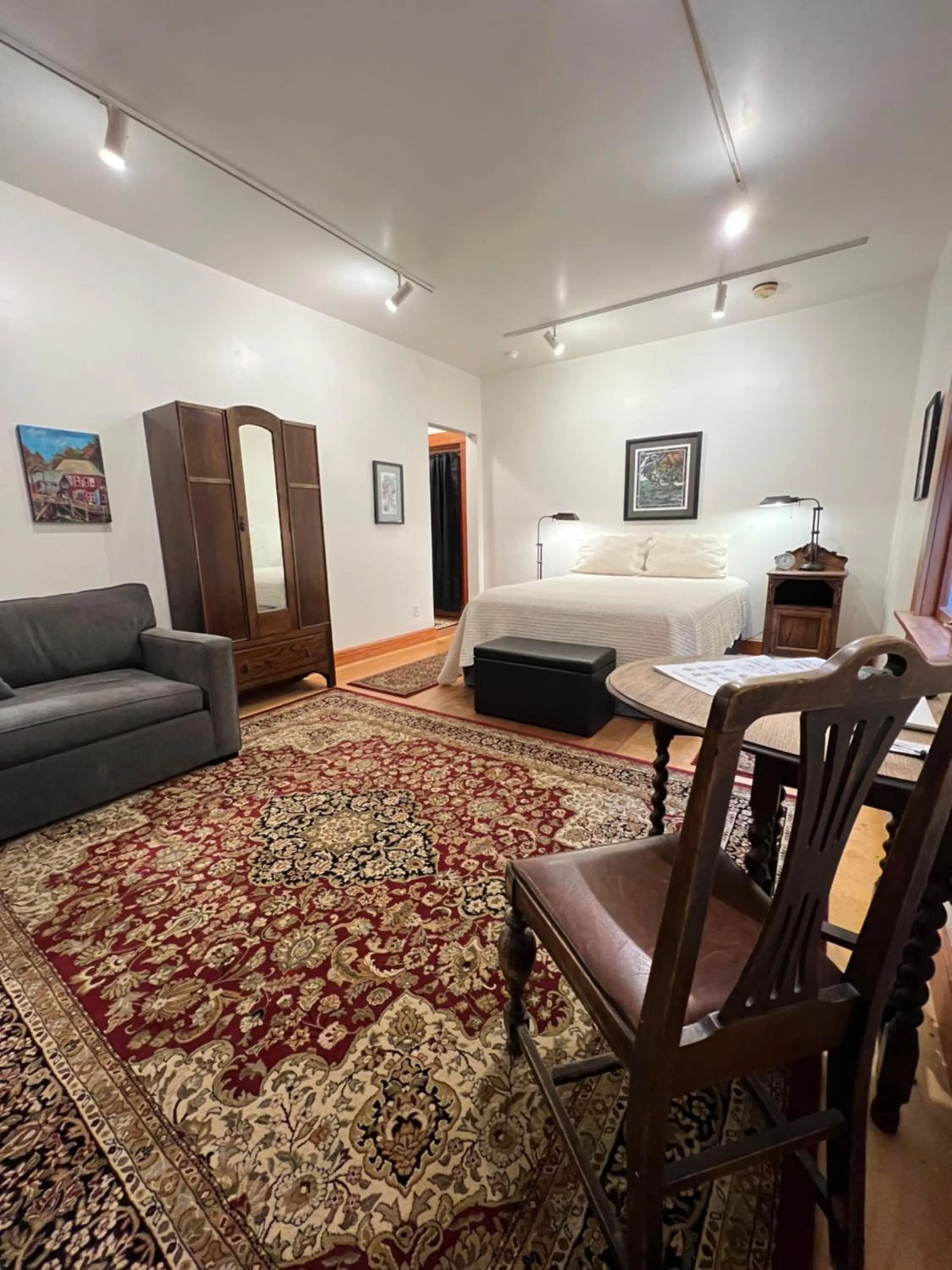 Photo of the whole room, Bed in Inn At Creek Street