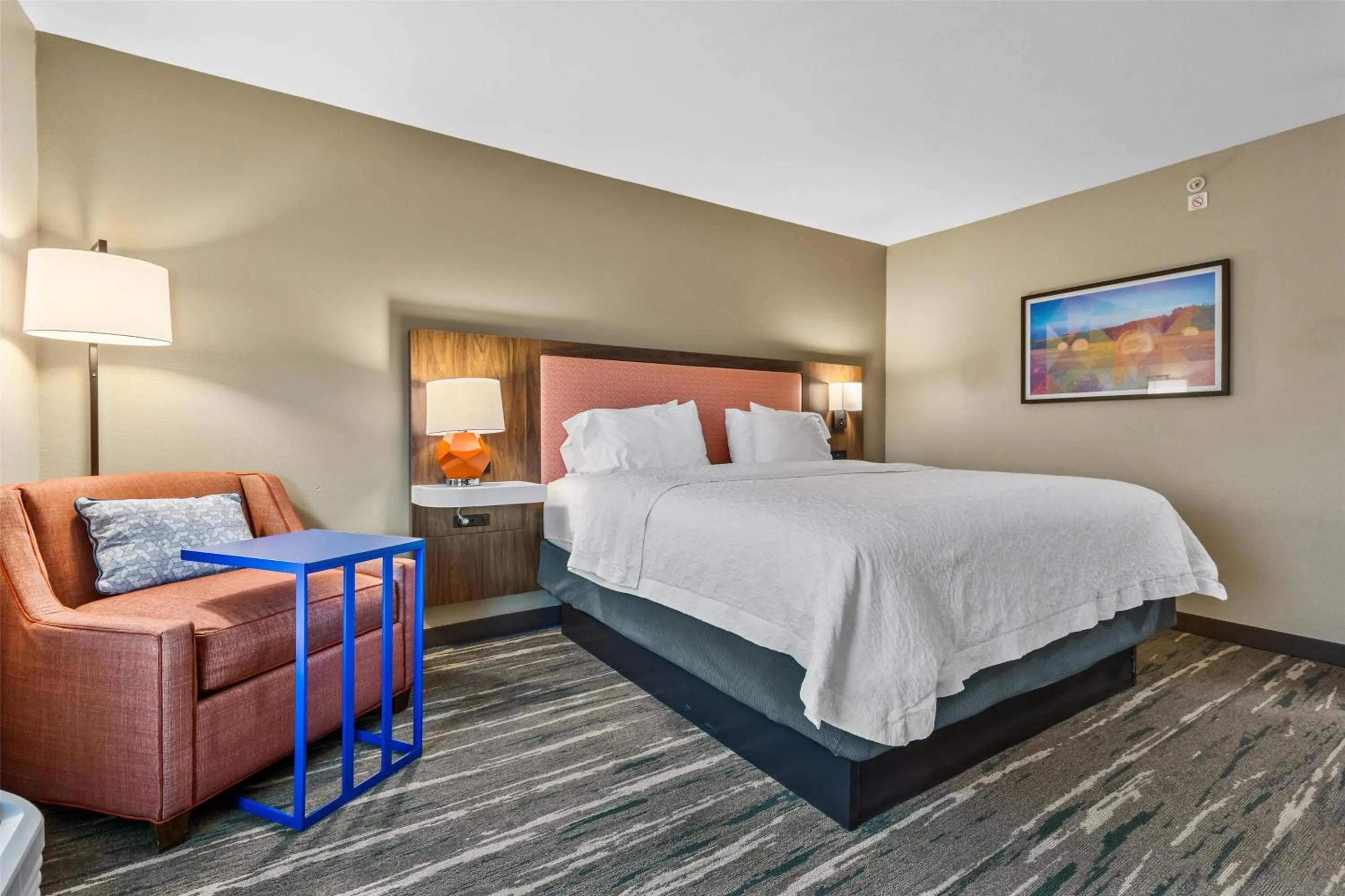 Living room, Bed in Hampton Inn Temple