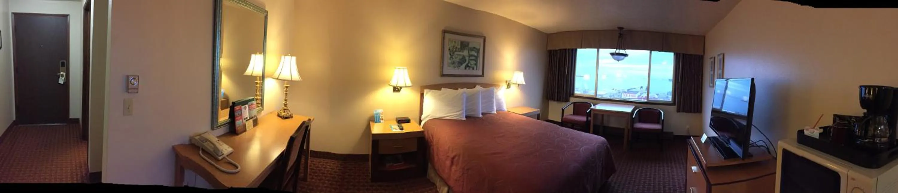 Photo of the whole room, Bed in Port Angeles Inn