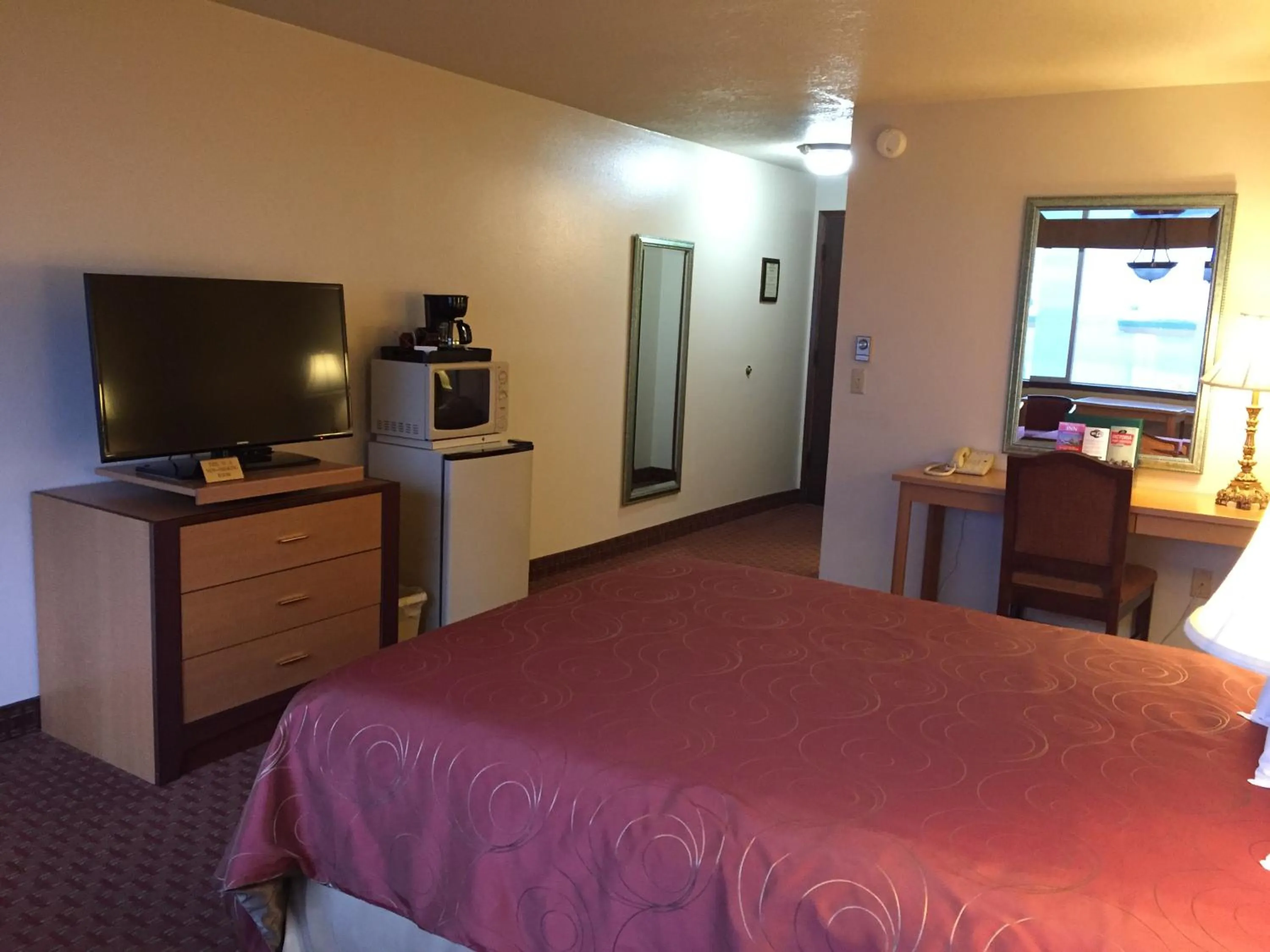 Photo of the whole room, Bed in Port Angeles Inn