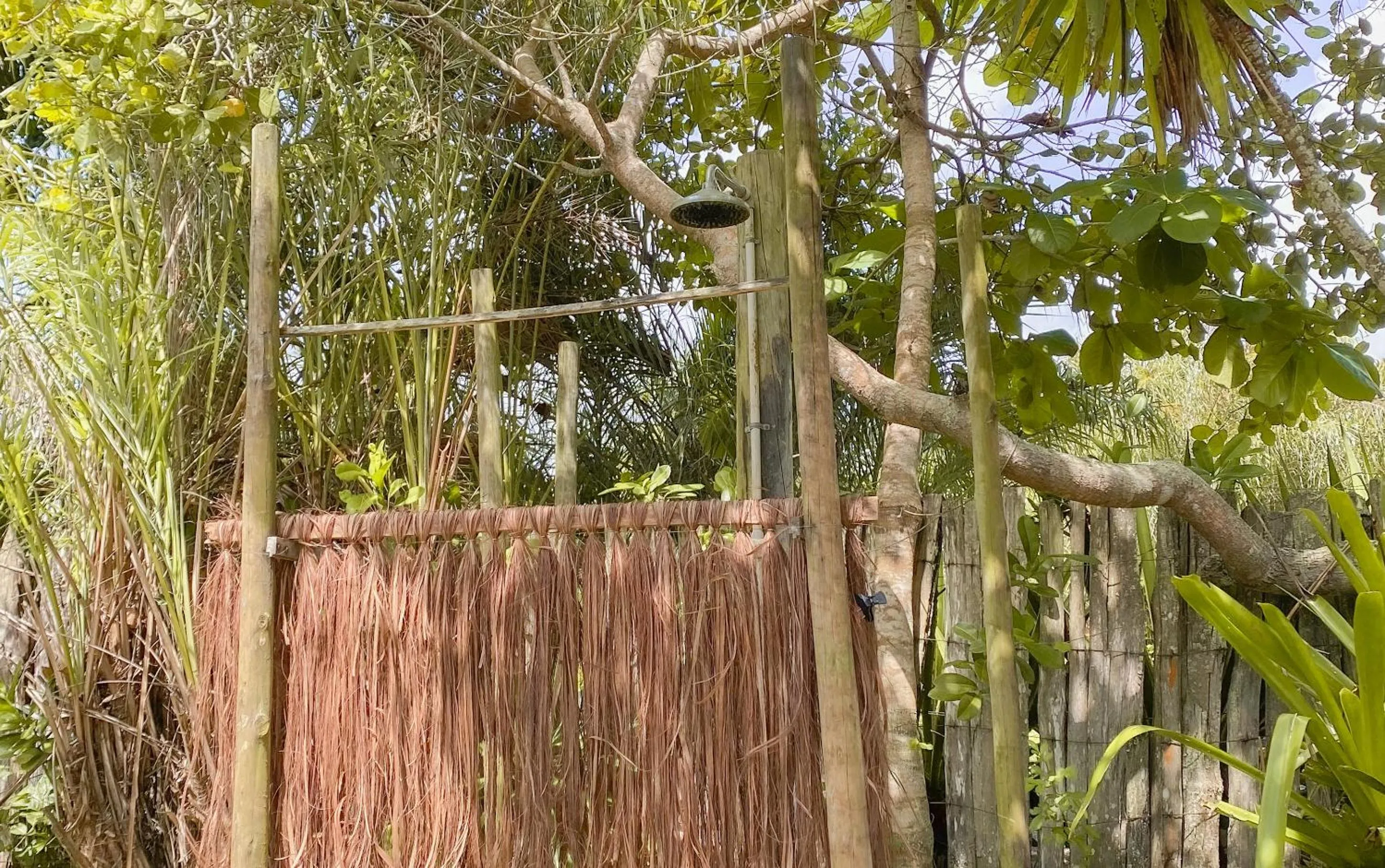Shower in Bangalôs da Aldeia Caraiva