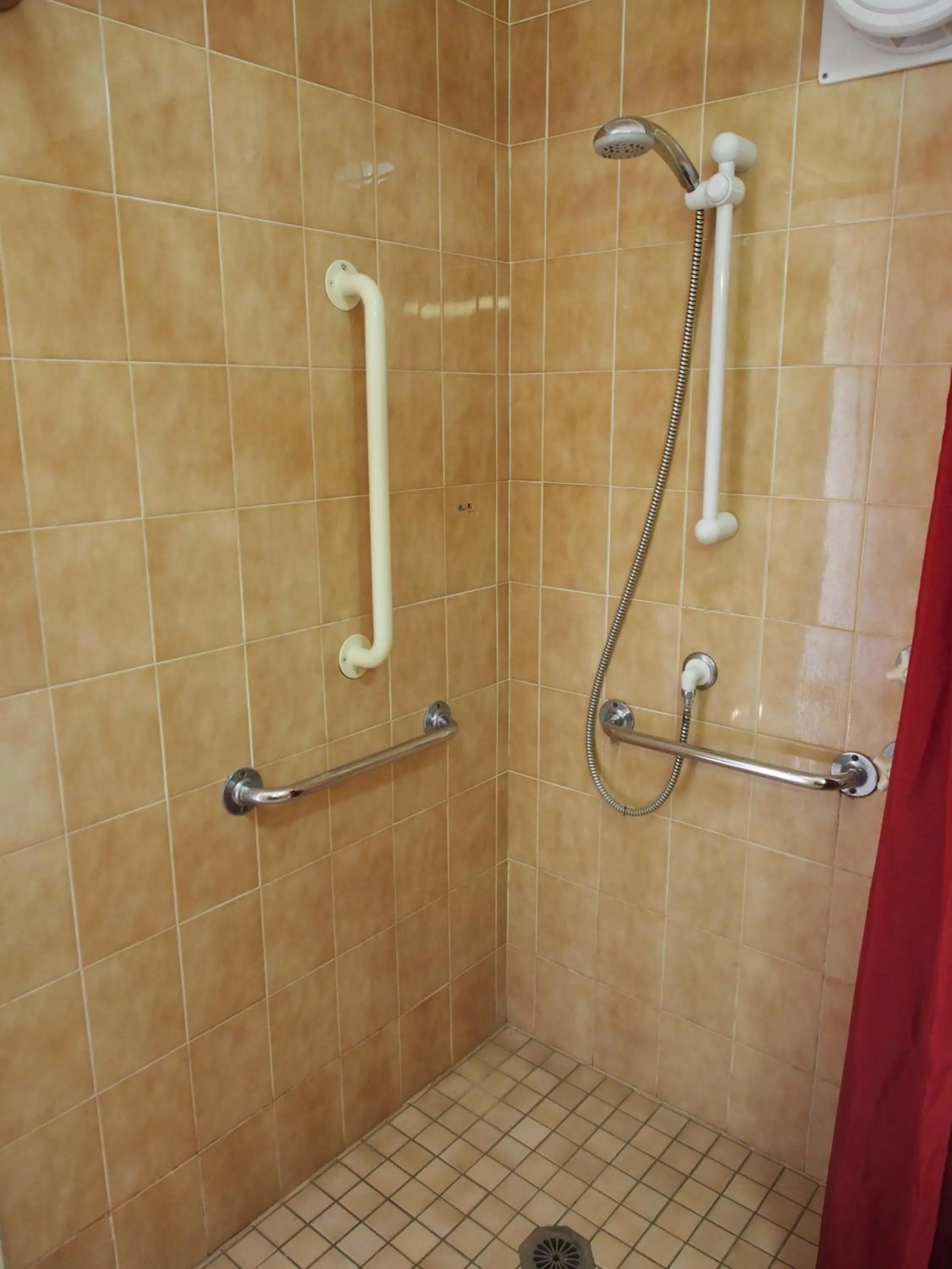 Bathroom in Cobar Town & Country Motor Inn