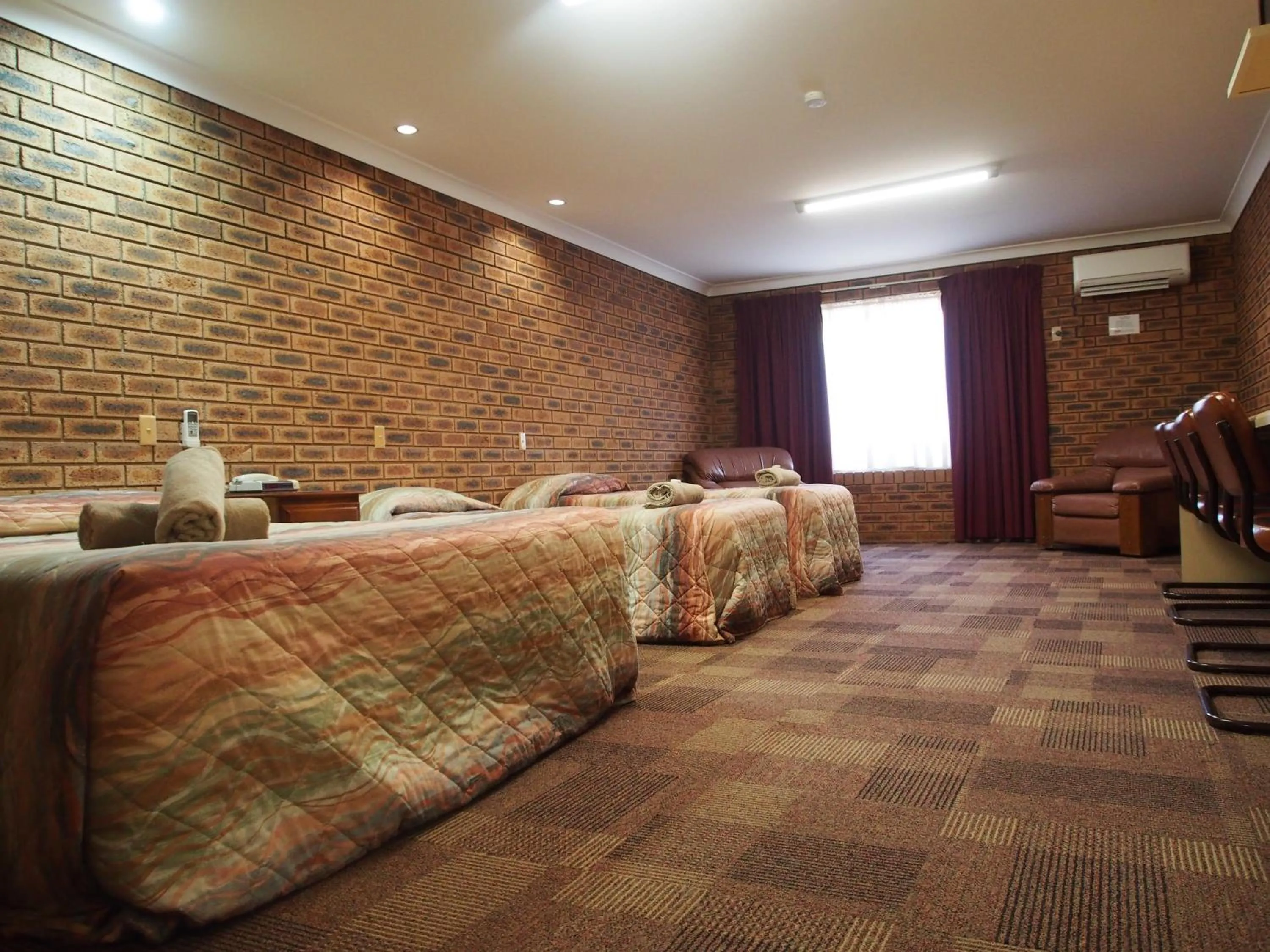 Bed in Cobar Town & Country Motor Inn