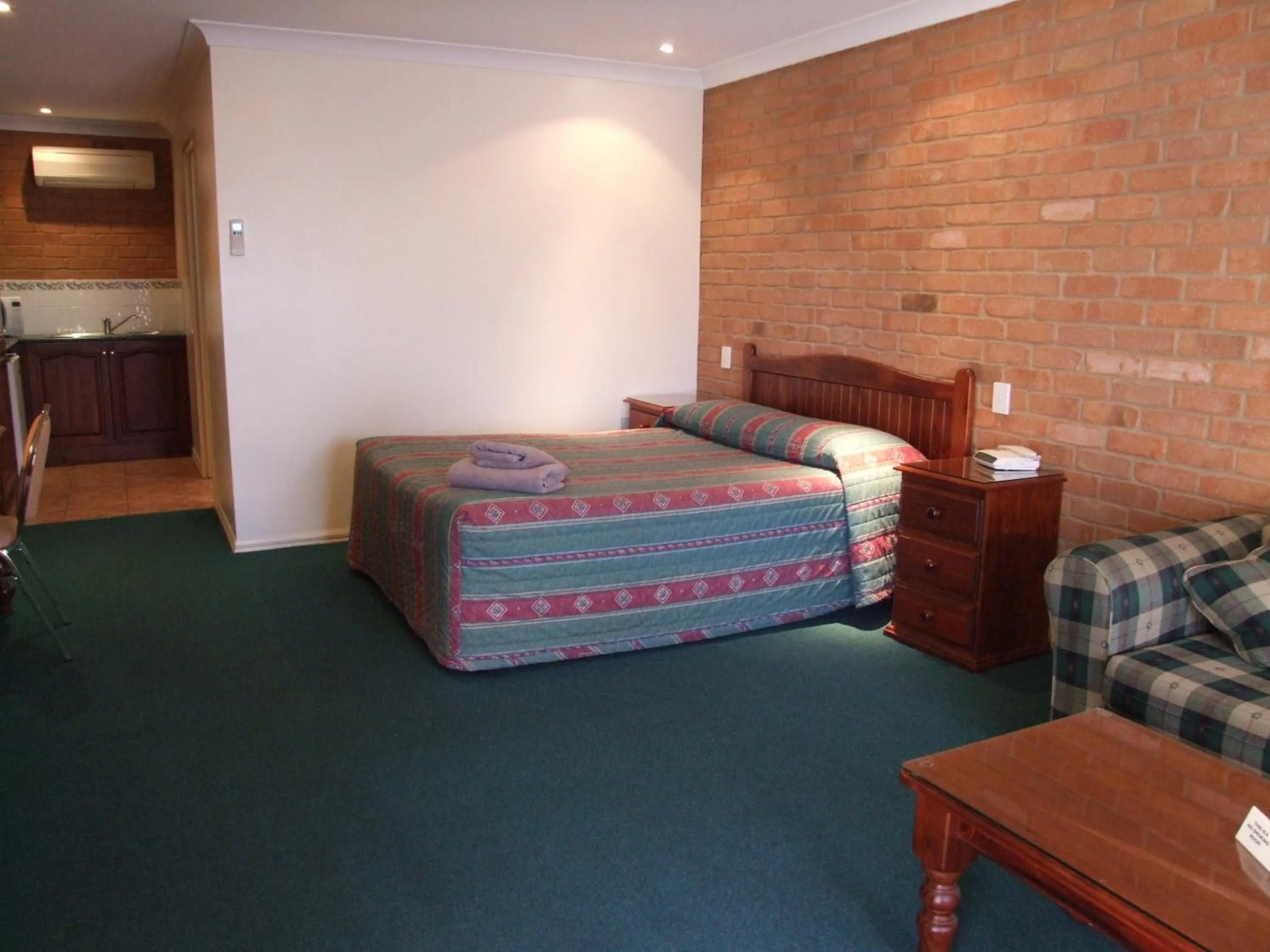 Bed in Cobar Town & Country Motor Inn