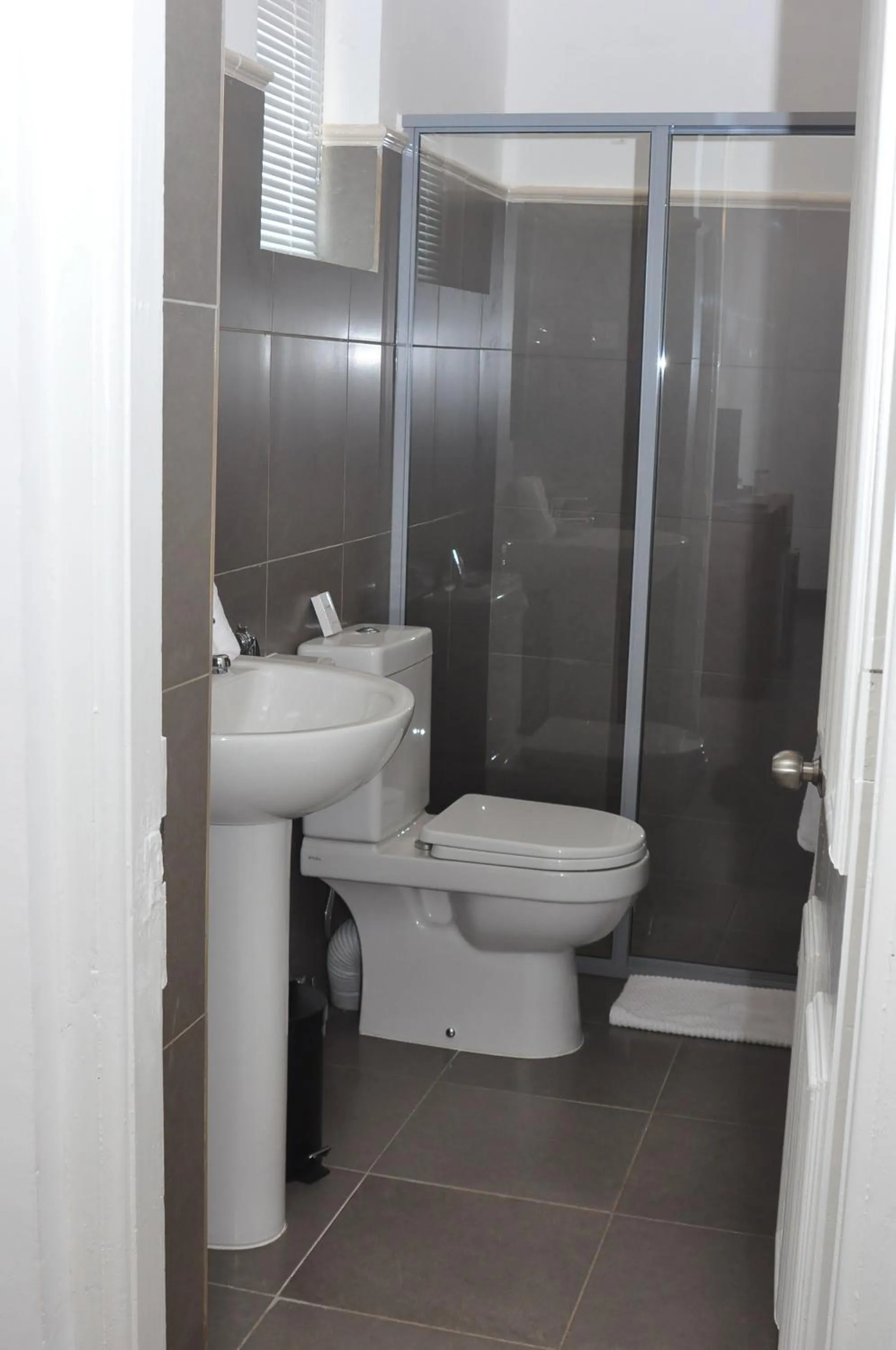 Bathroom in Comfort@15 Hotel Colombo