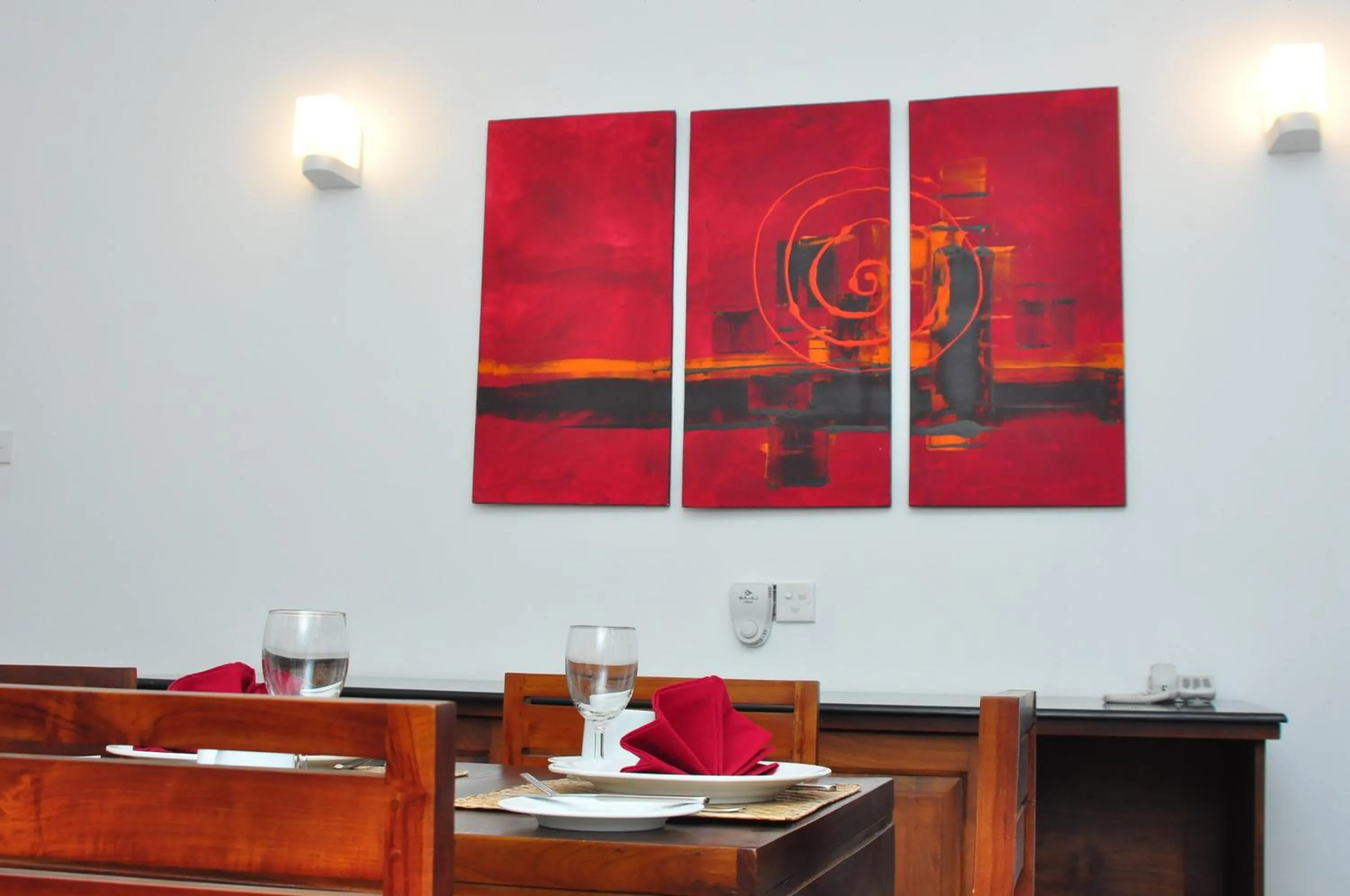 Restaurant/places to eat in Comfort@15 Hotel Colombo