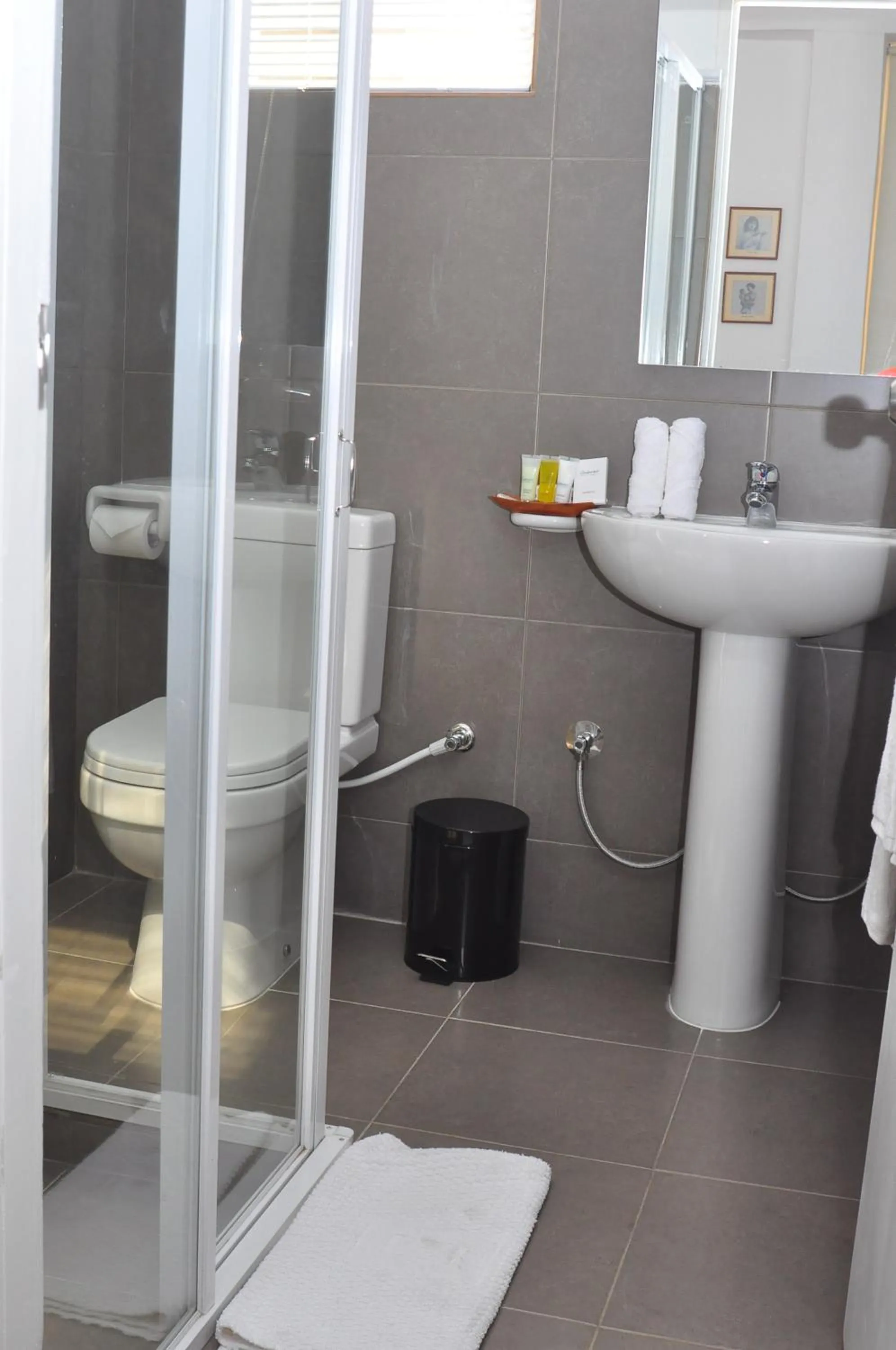 Bathroom in Comfort@15 Hotel Colombo