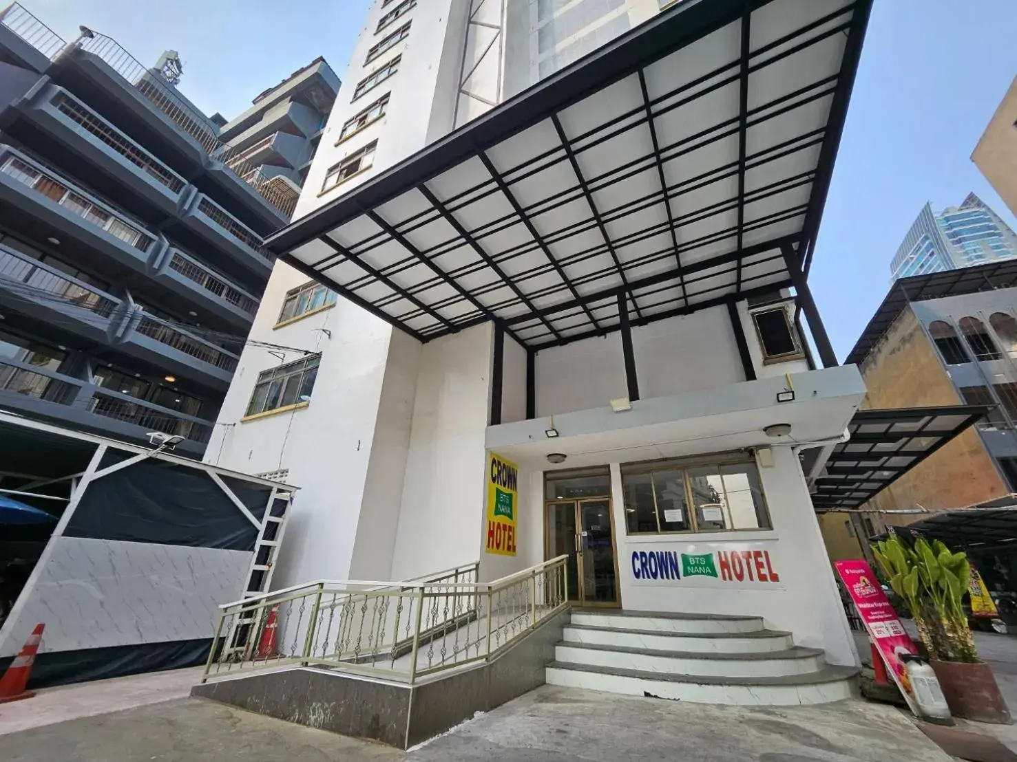 Property building in Crown BTS Nana Hotel Property building in Crown BTS Nana Hotel
