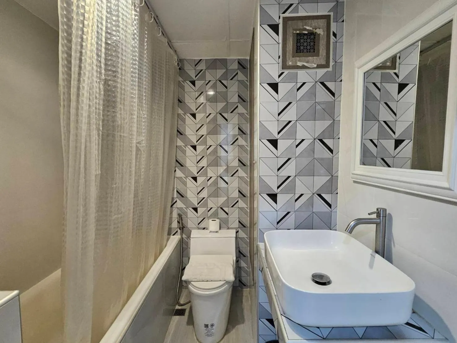 Bath in Crown BTS Nana Hotel