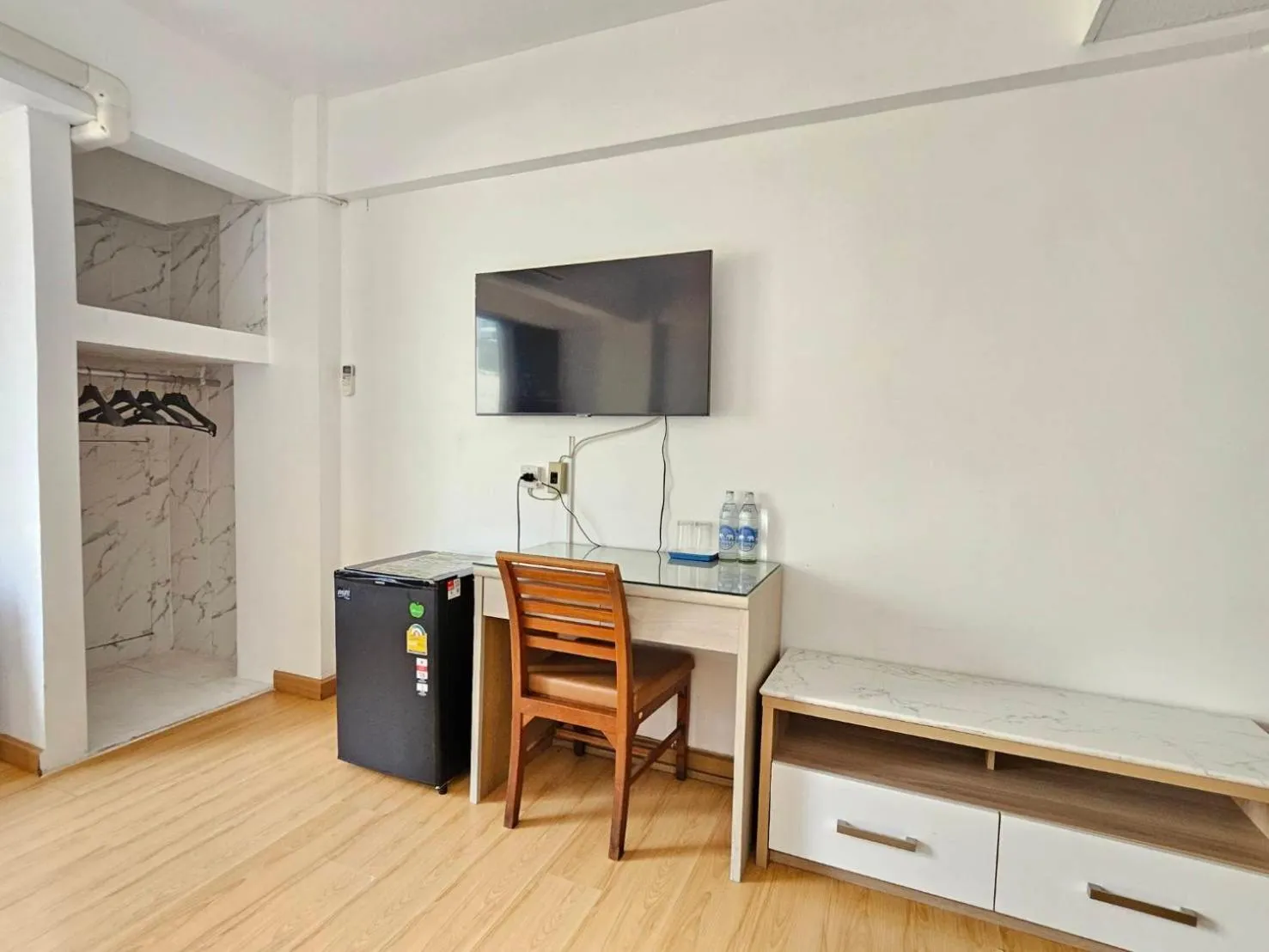 TV and multimedia in Crown BTS Nana Hotel