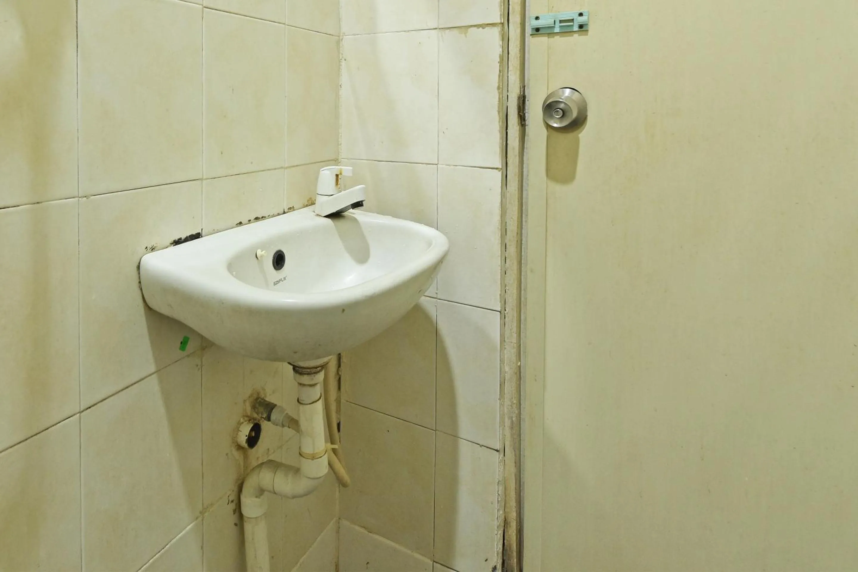 Bathroom in OYO 90794 Maple Hotel