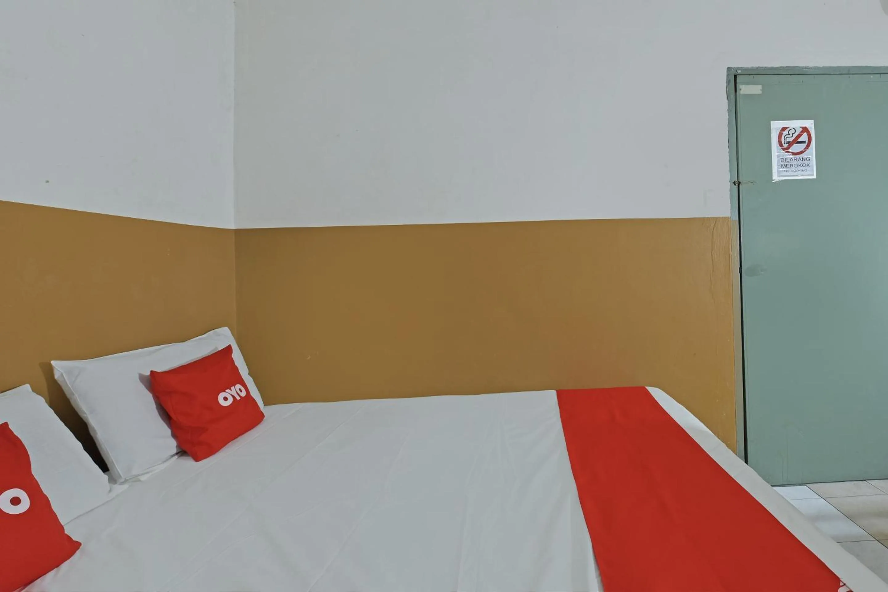 Bedroom in OYO 90794 Maple Hotel