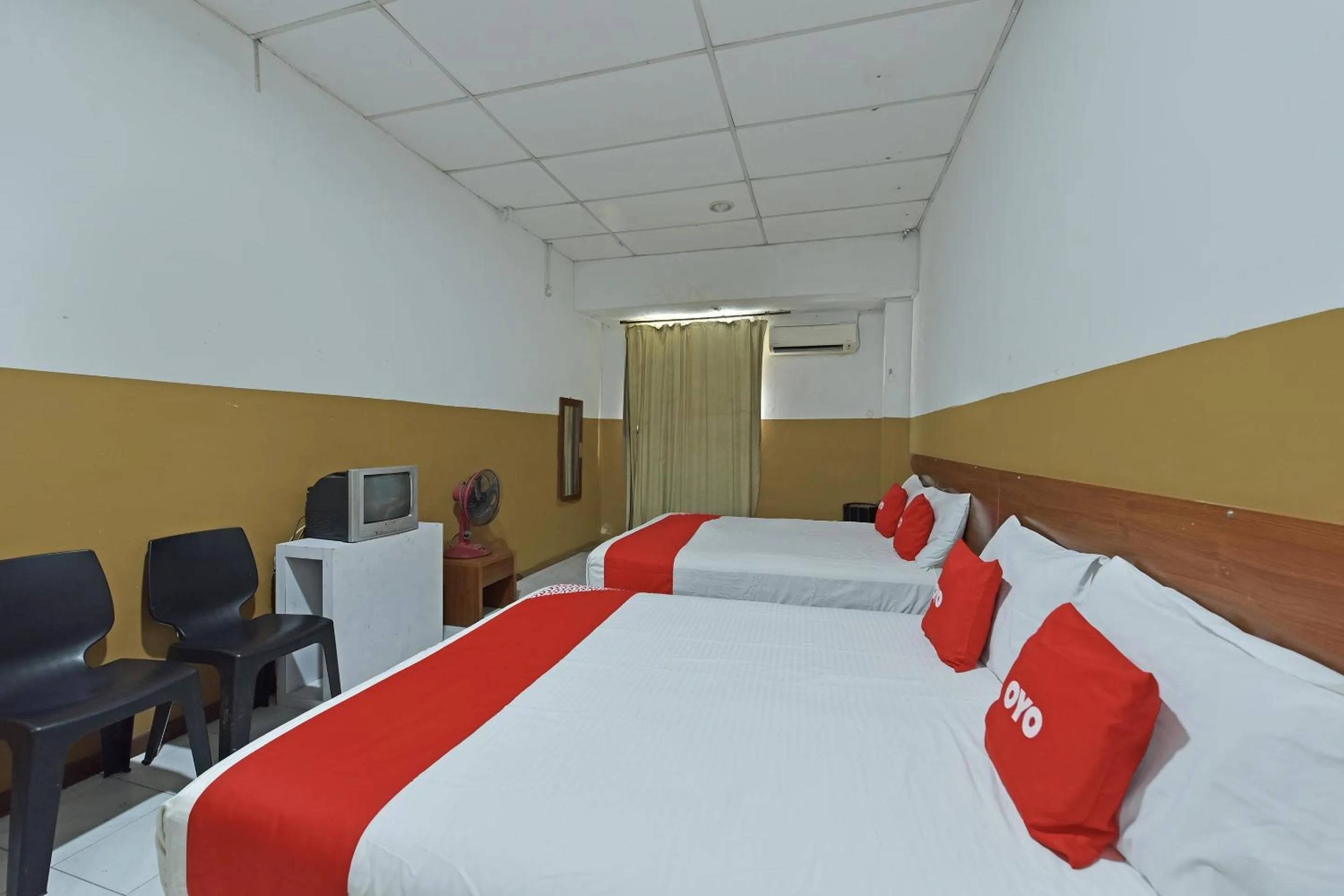 Bedroom in OYO 90794 Maple Hotel