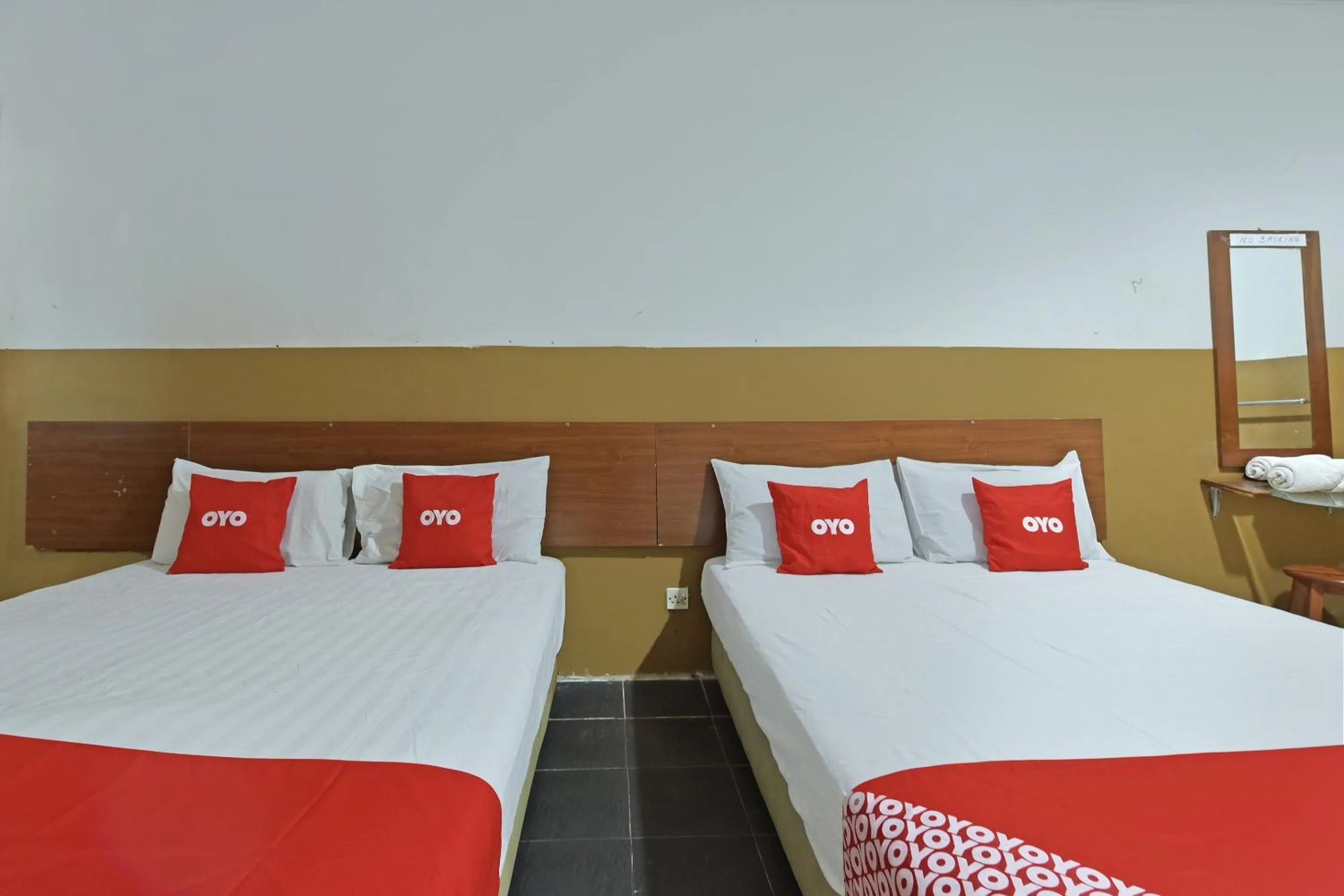 Bedroom in OYO 90794 Maple Hotel