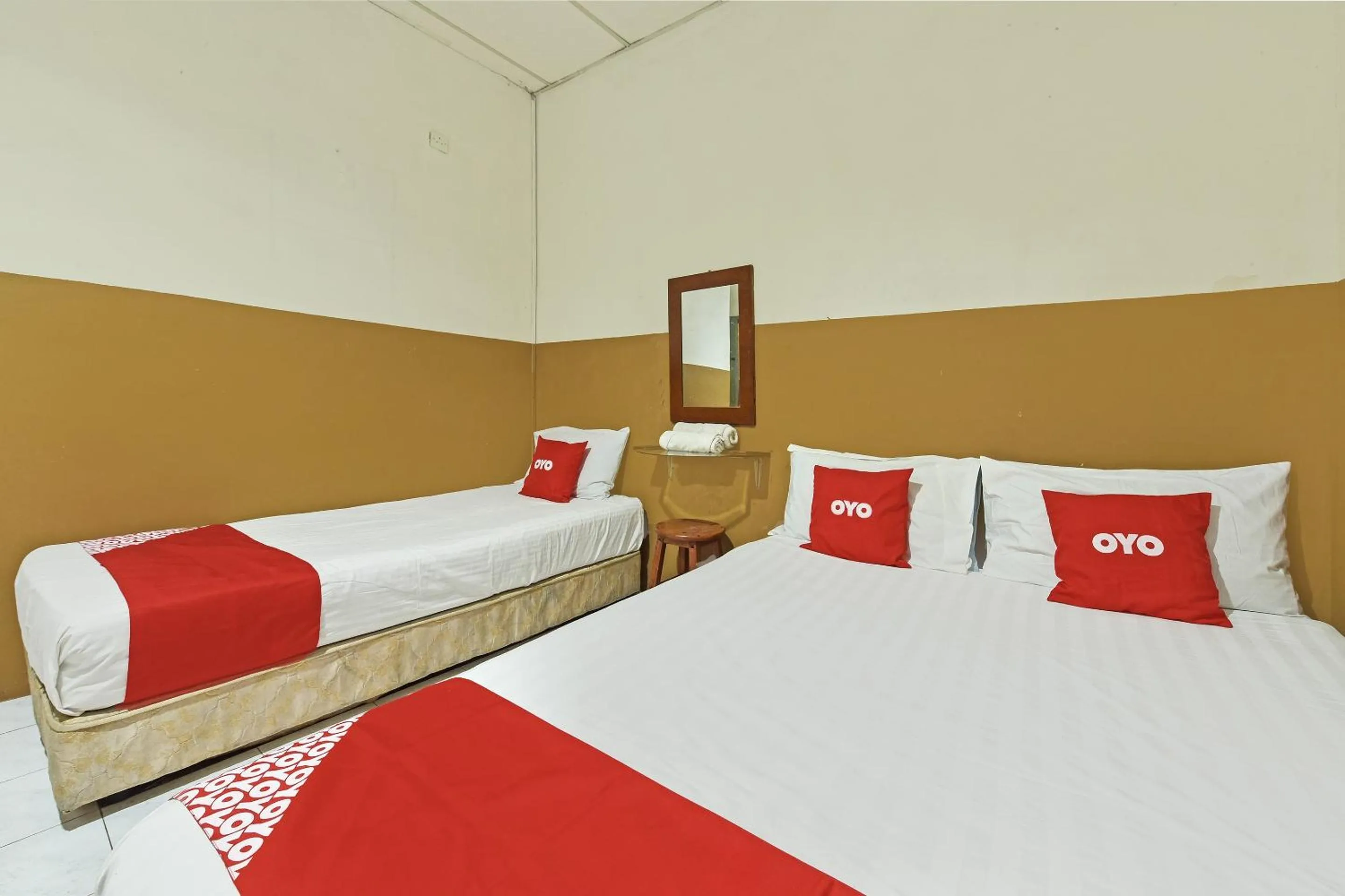 Bedroom in OYO 90794 Maple Hotel