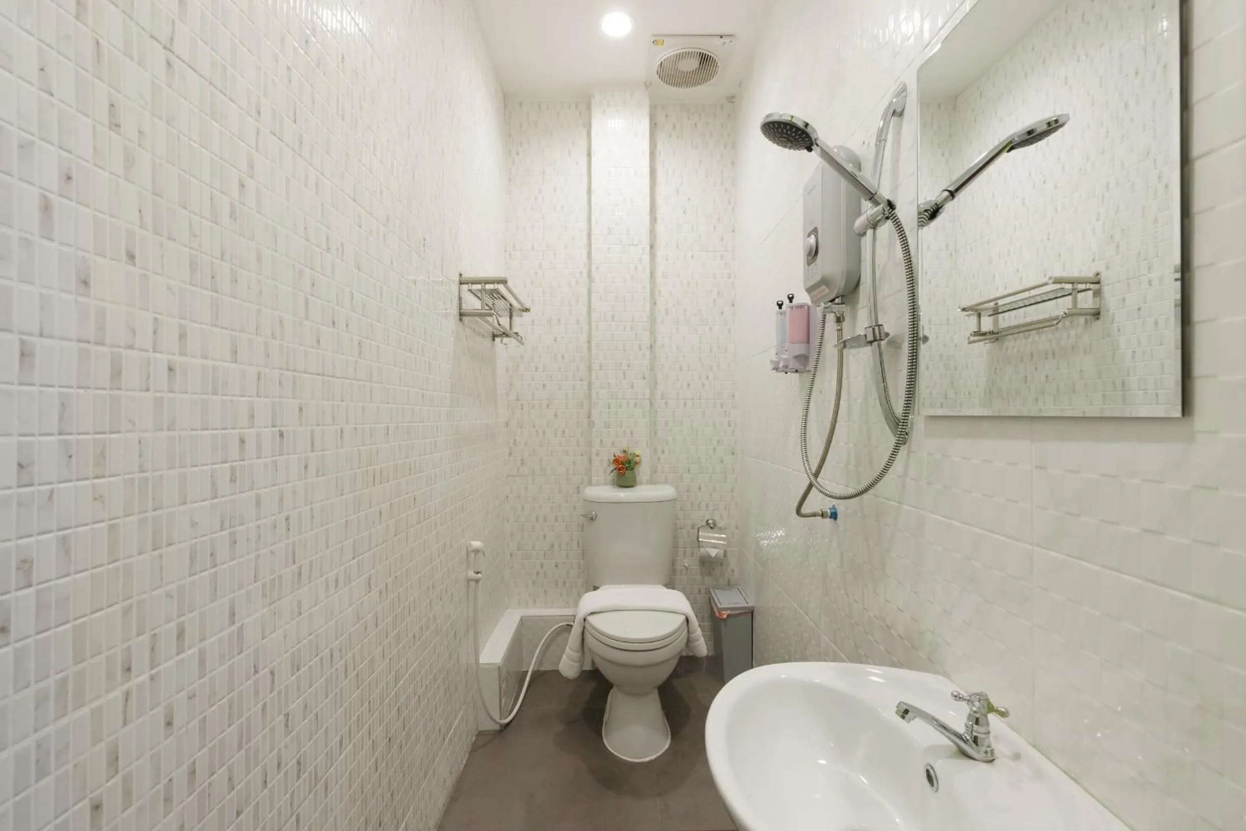 Shower in ILILI House