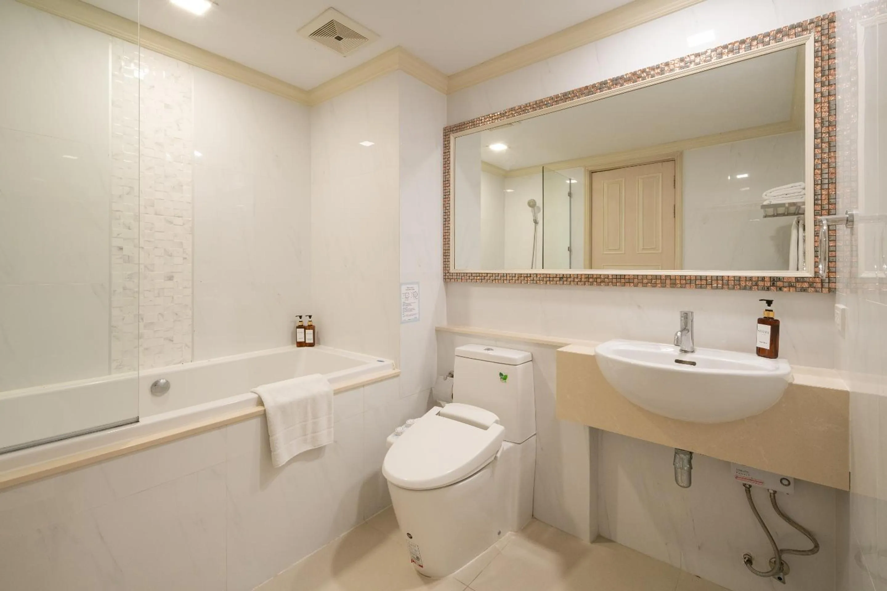 Shower in Syama Hana Executive Apartments Thonglor