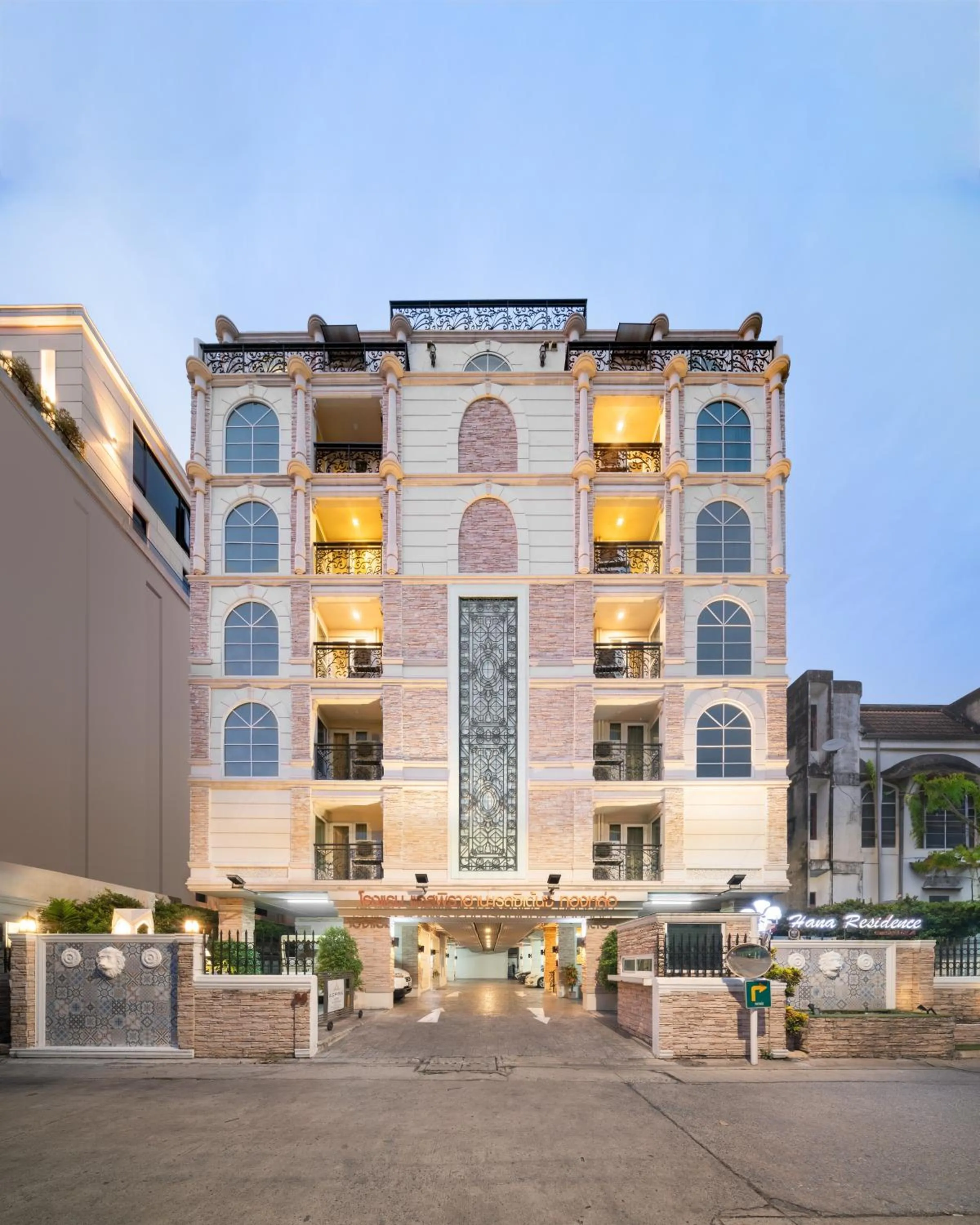 Property building in Syama Hana Executive Apartments Thonglor