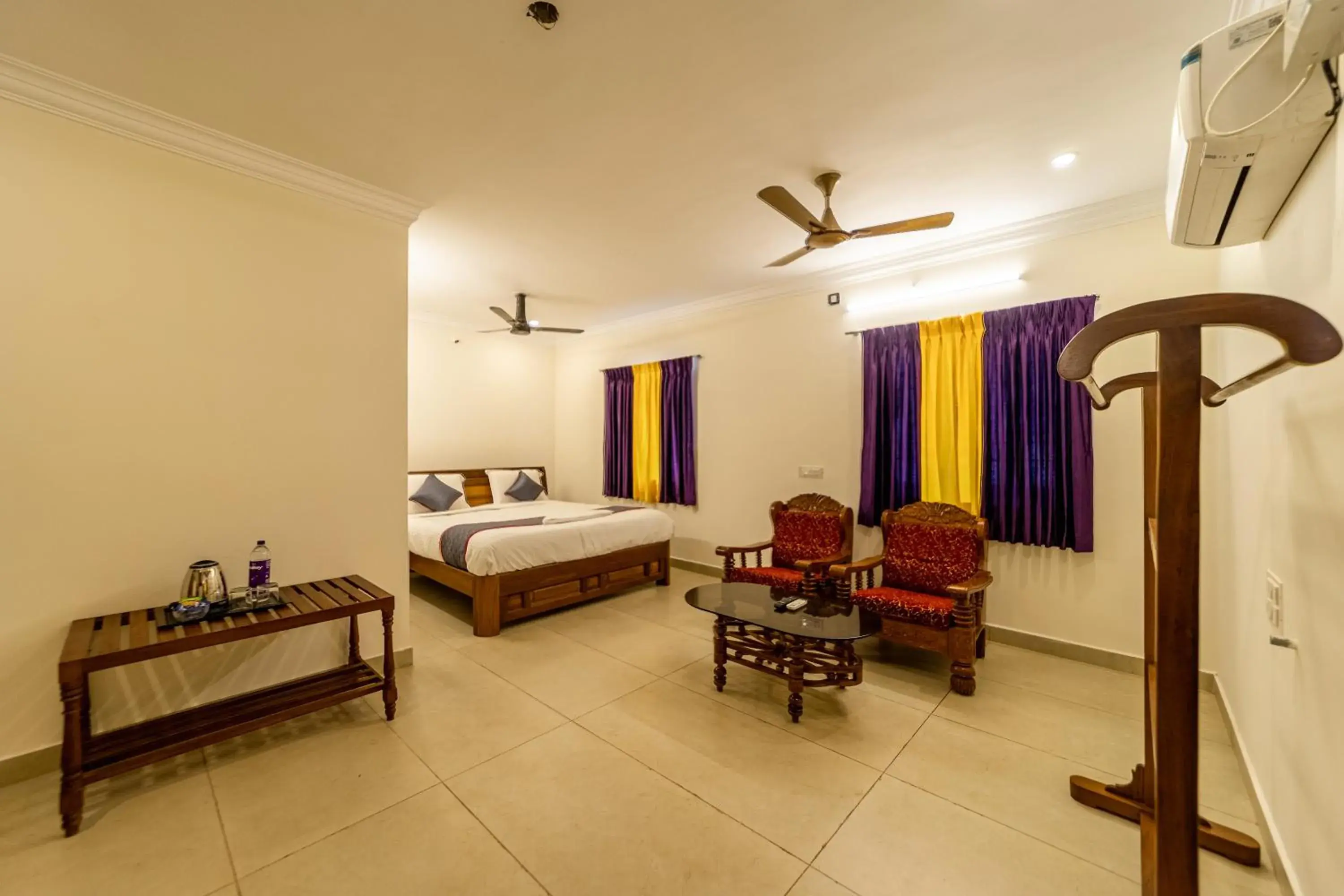 Photo of the whole room, Bed in Yellow Residency Photo of the whole room, Bed in Yellow Residency