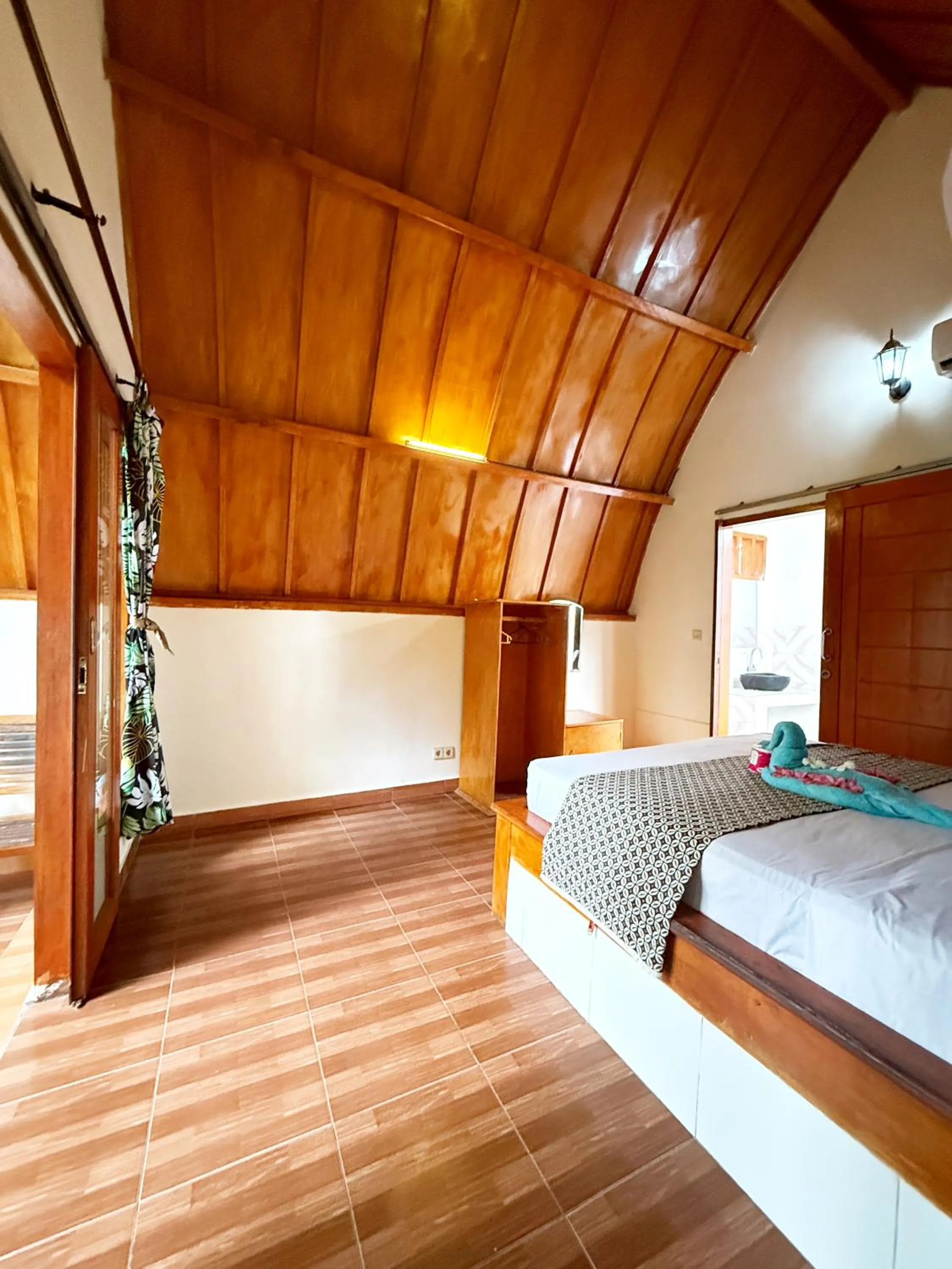 Photo of the whole room, Bed in Florine's Garden