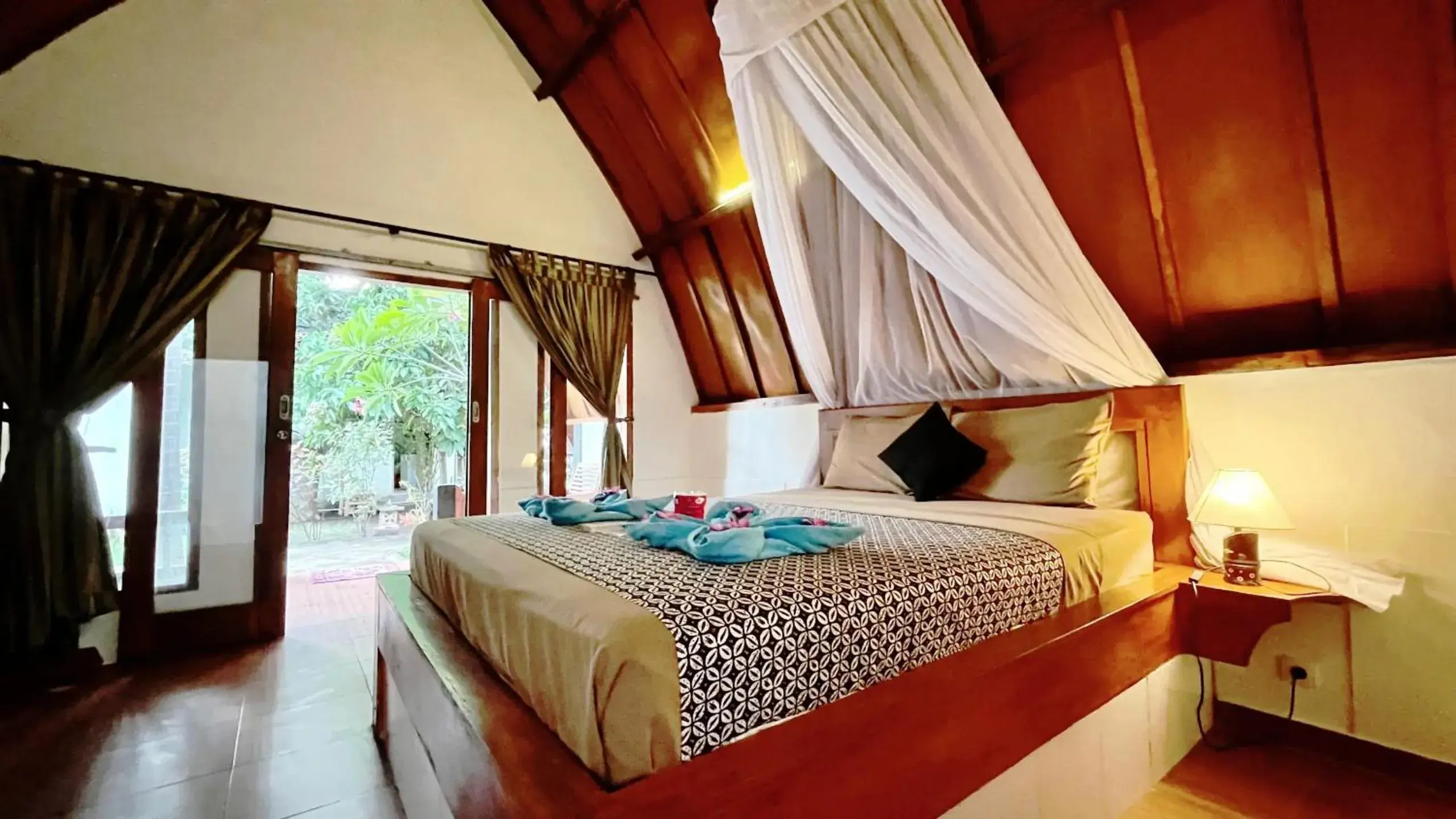 Bedroom, Bed in Florine's Garden Bedroom, Bed in Florine's Garden