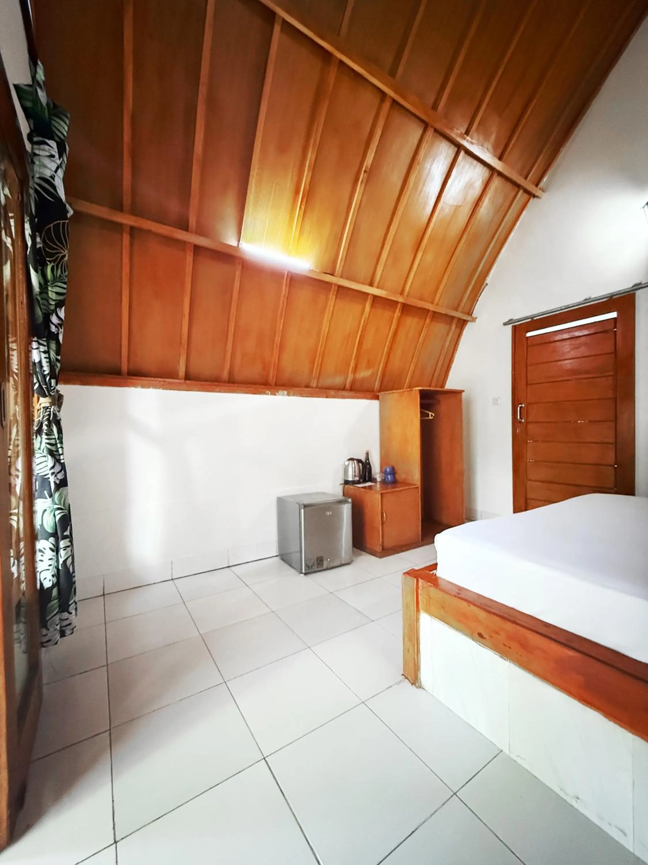 Photo of the whole room, Bed in Florine's Garden