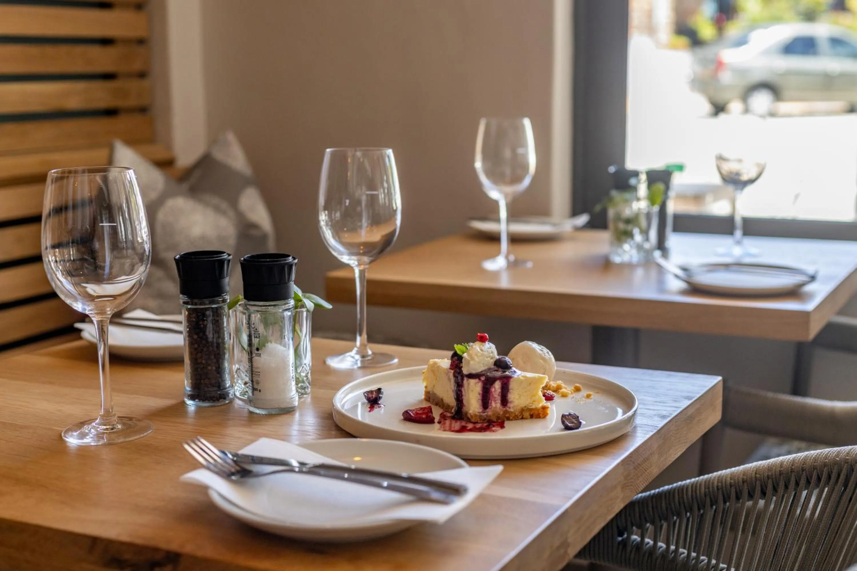 Restaurant/places to eat in Plett Quarter Hotel - Lion Roars Hotels & Lodges