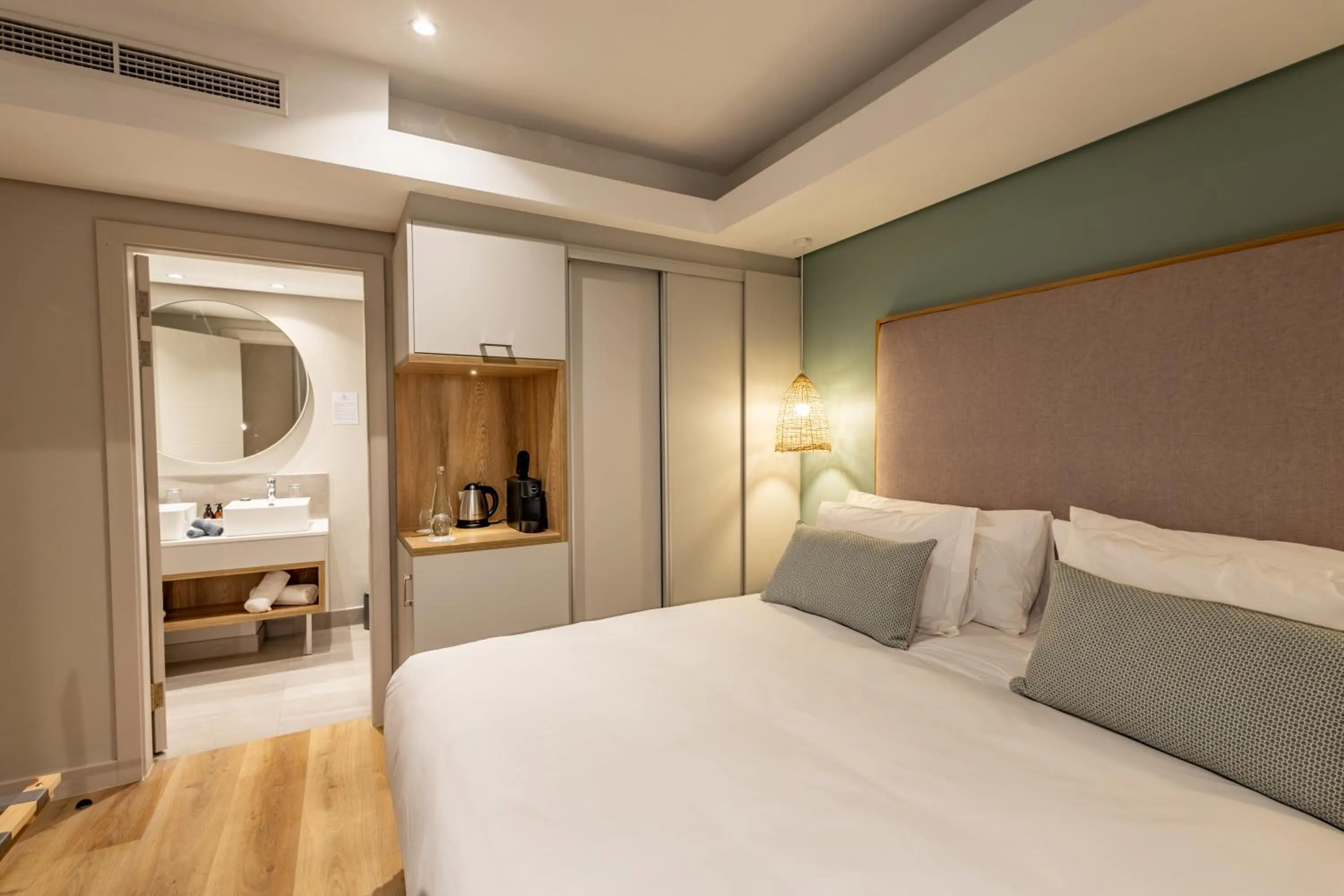 Bed in Plett Quarter Hotel - Lion Roars Hotels & Lodges