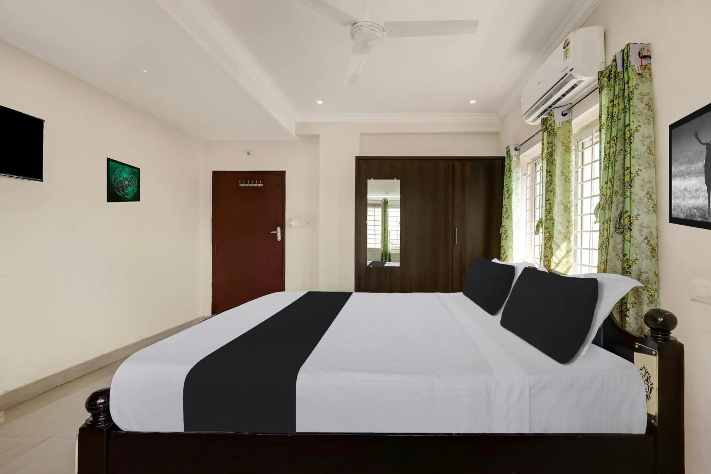 Bedroom, Bed in Super Hotel O Ramaraopet Near Kakinada Beach Bedroom, Bed in Super Hotel O Ramaraopet Near Kakinada Beach