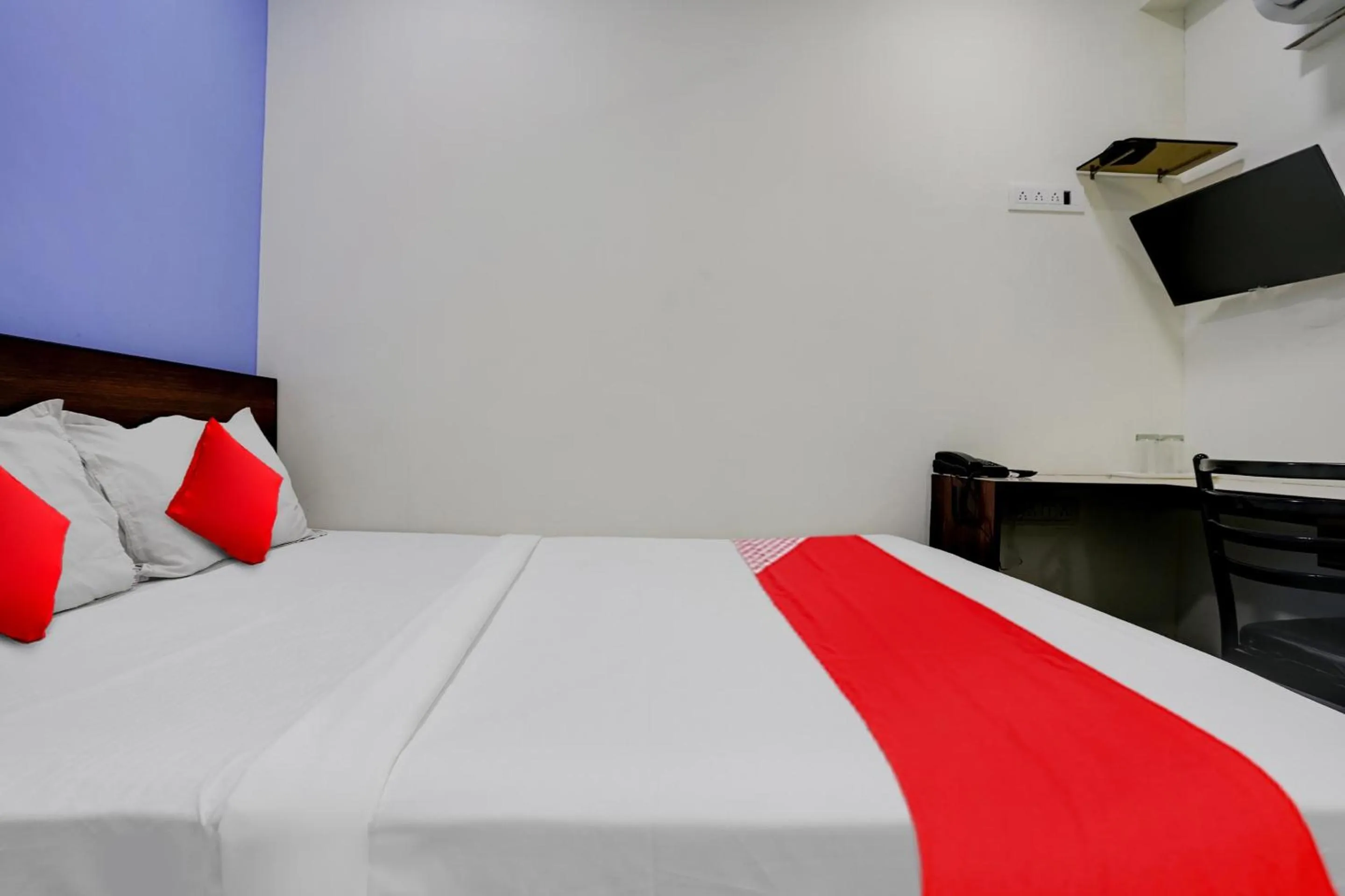 Bedroom, Bed in Hotel O Ashwi